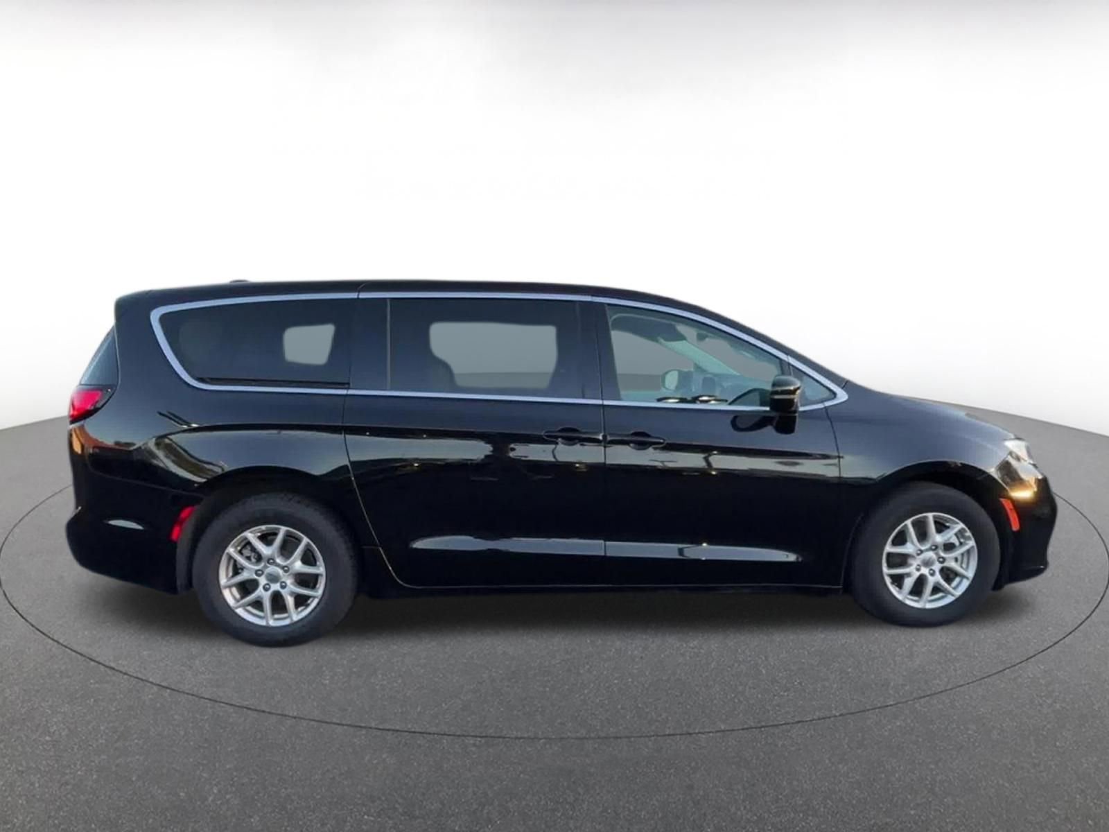 Thumbnail: 2024 Chrysler Pacifica - 16