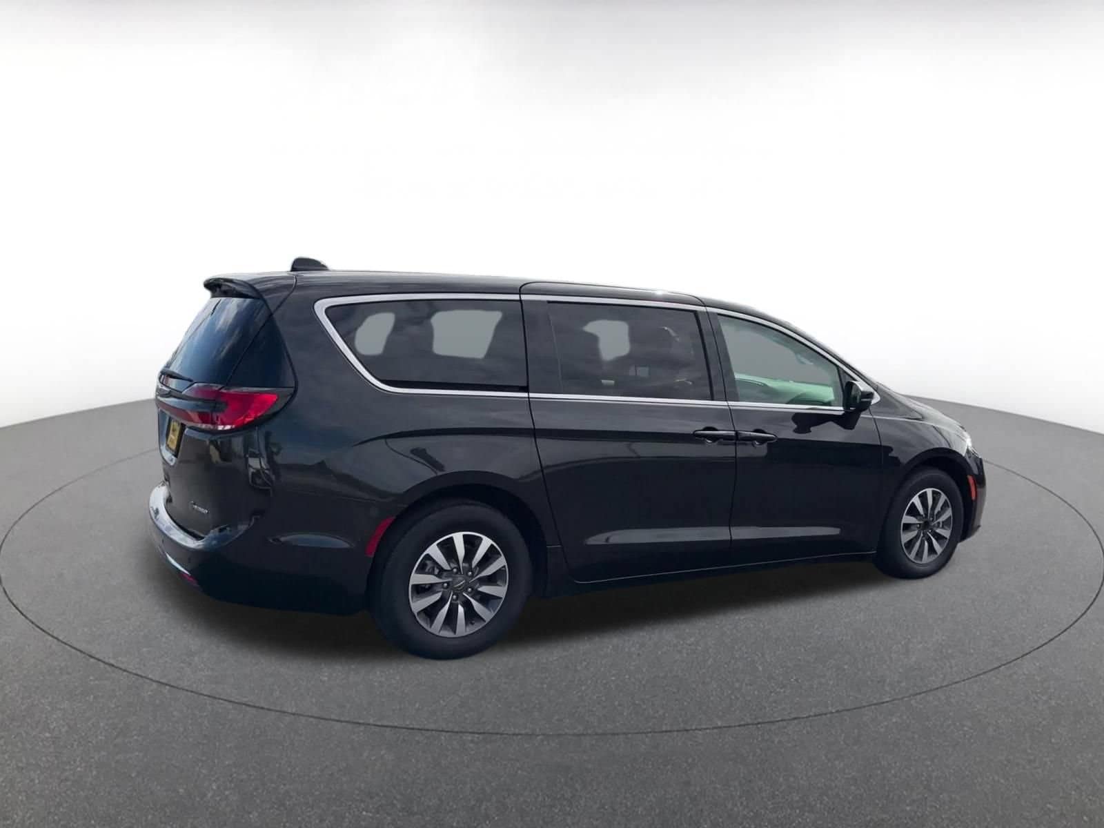 Thumbnail: 2023 Chrysler Pacifica - 13