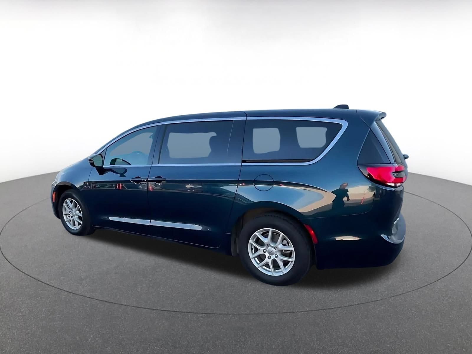 Thumbnail: 2025 Chrysler Pacifica - 9