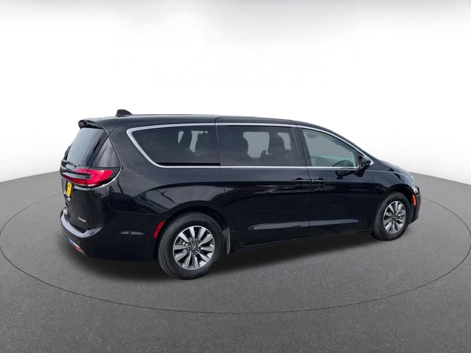 Thumbnail: 2023 Chrysler Pacifica - 15