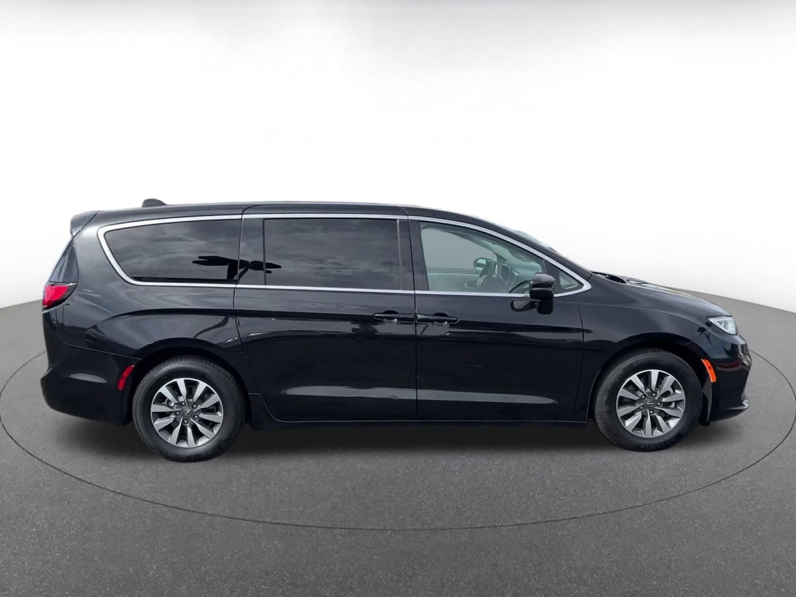 Thumbnail: 2023 Chrysler Pacifica - 16
