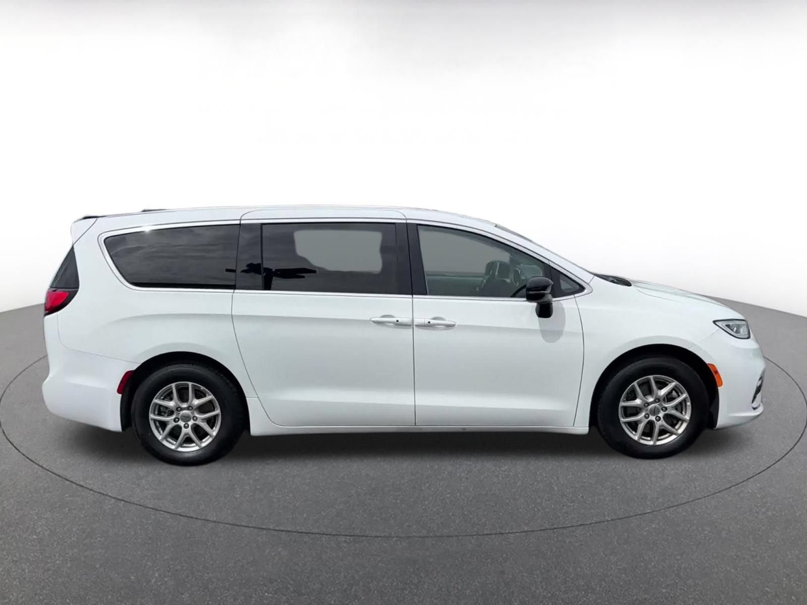 Thumbnail: 2024 Chrysler Pacifica - 15