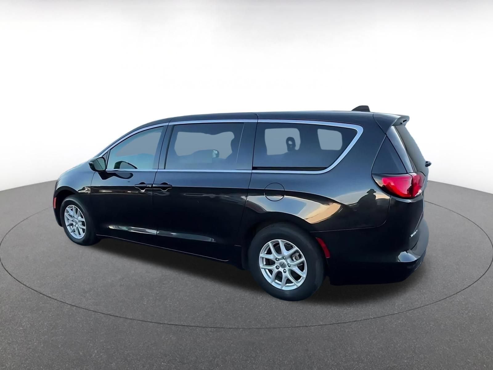 Thumbnail: 2023 Chrysler Voyager - 9
