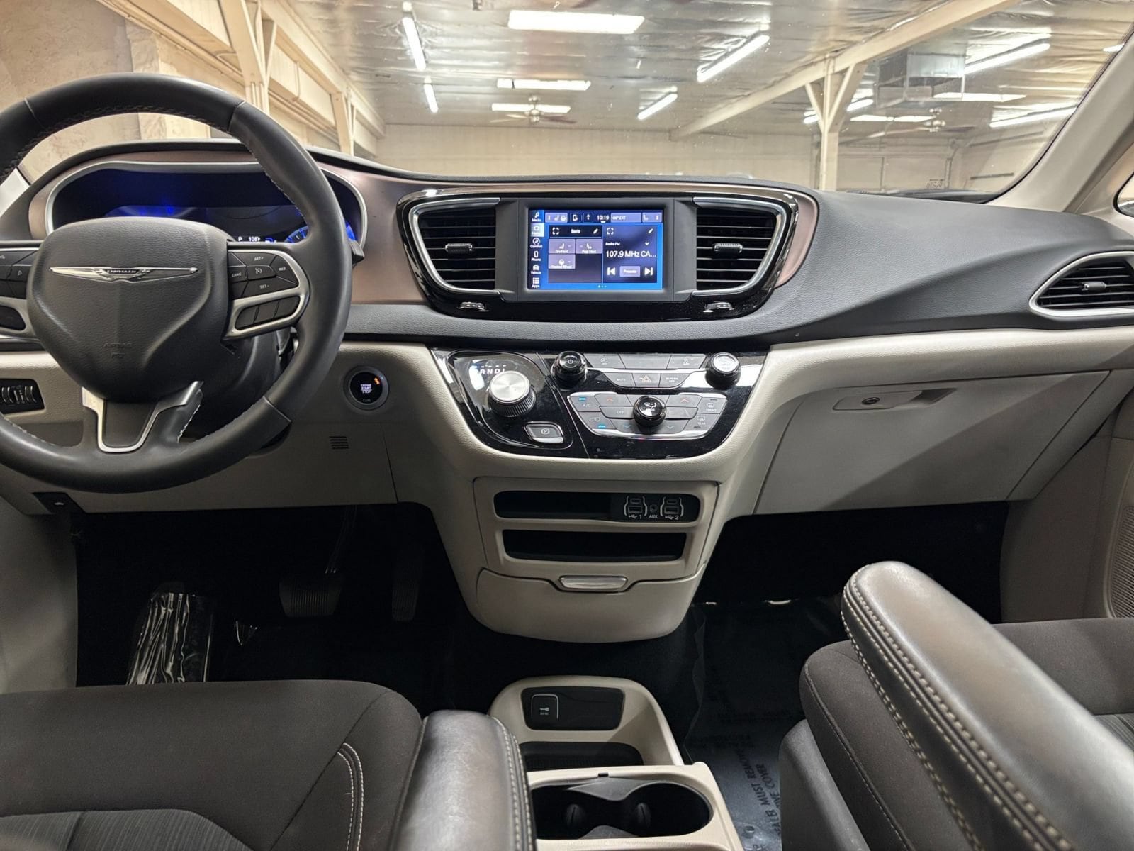 Thumbnail: 2023 Chrysler Voyager - 31