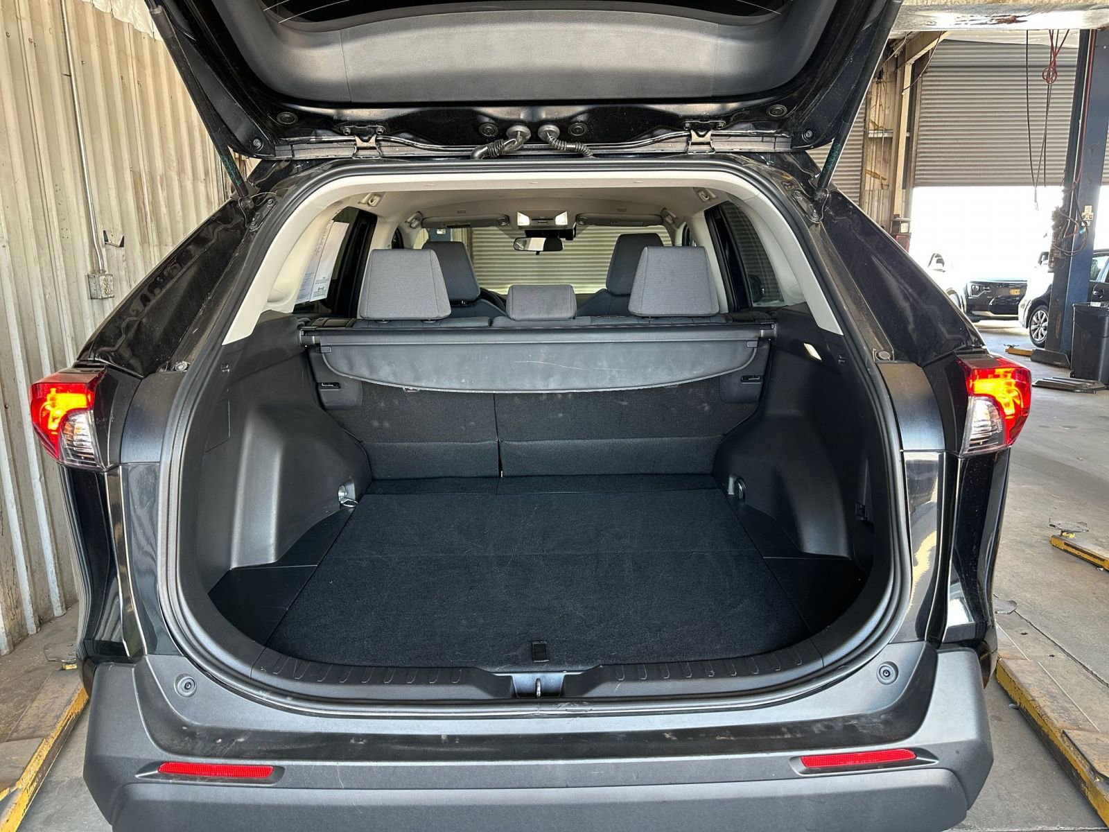 Thumbnail: 2025 Toyota RAV4 - 31