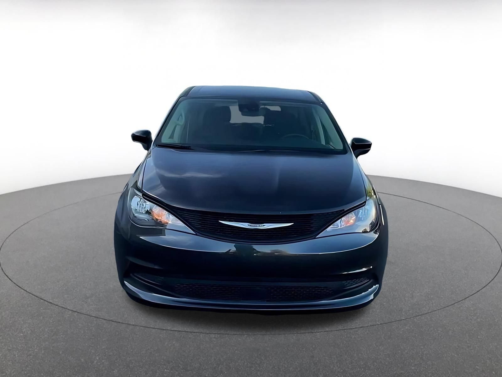 Thumbnail: 2023 Chrysler Voyager - 4