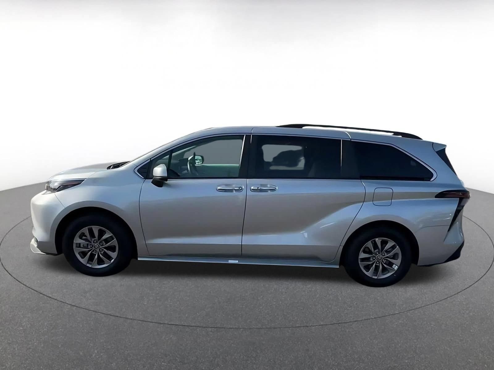 Thumbnail: 2025 Toyota Sienna - 8
