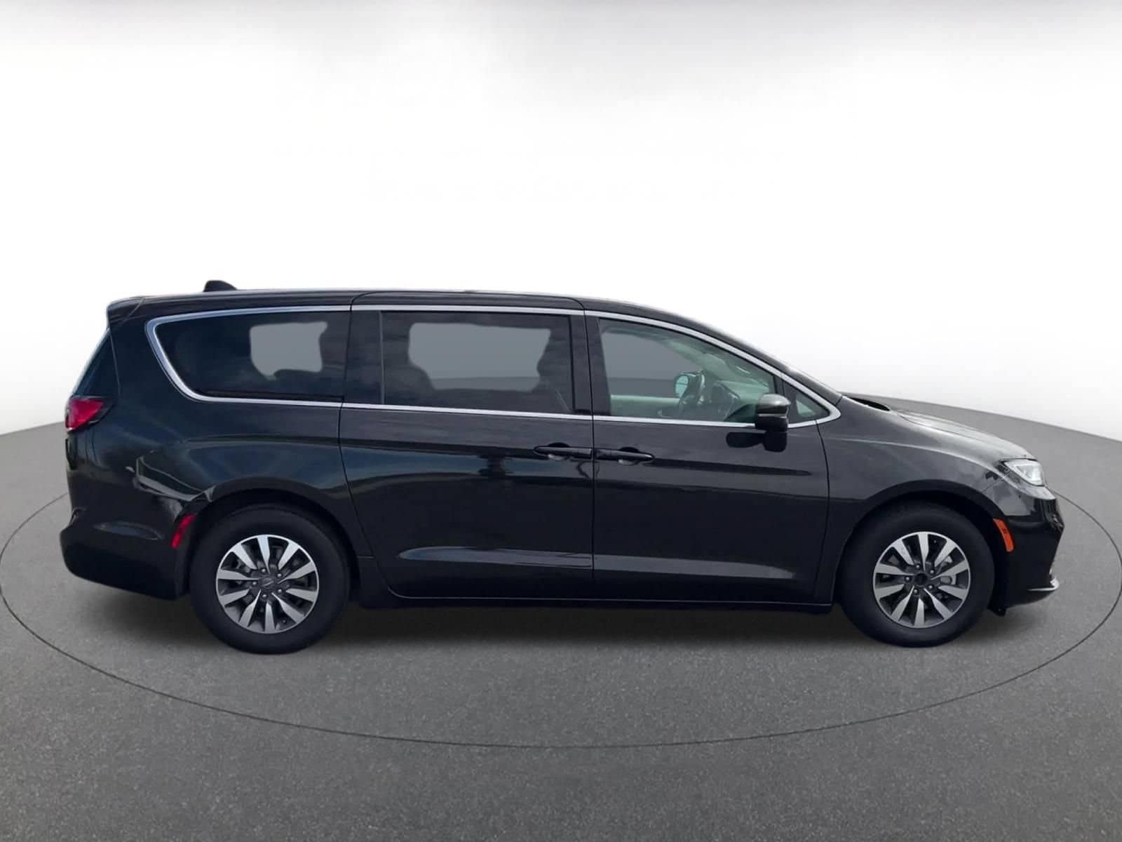 Thumbnail: 2023 Chrysler Pacifica - 15
