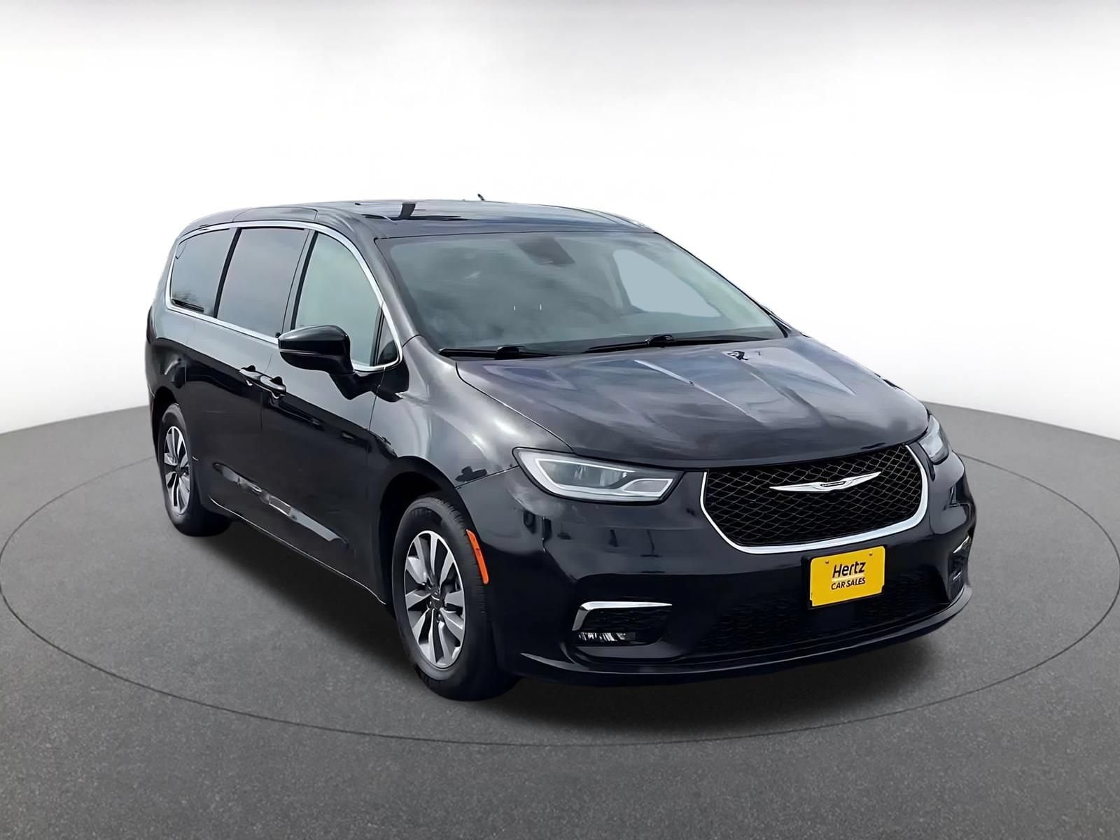 Thumbnail: 2023 Chrysler Pacifica - 3