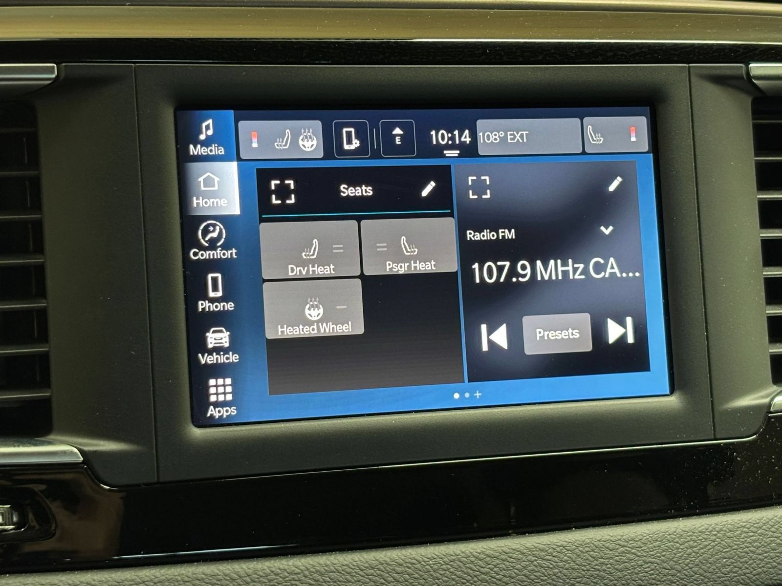 Thumbnail: 2023 Chrysler Voyager - 16