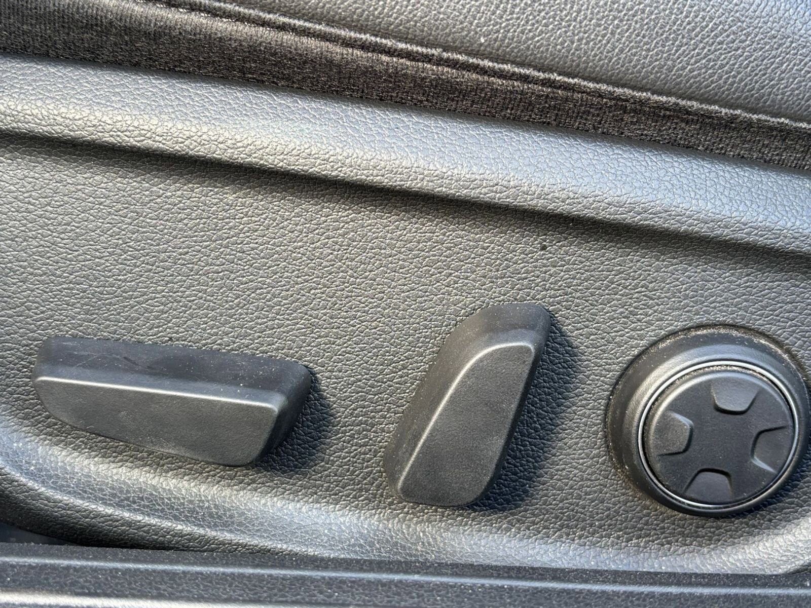 Thumbnail: 2025 Genesis G70 - 23