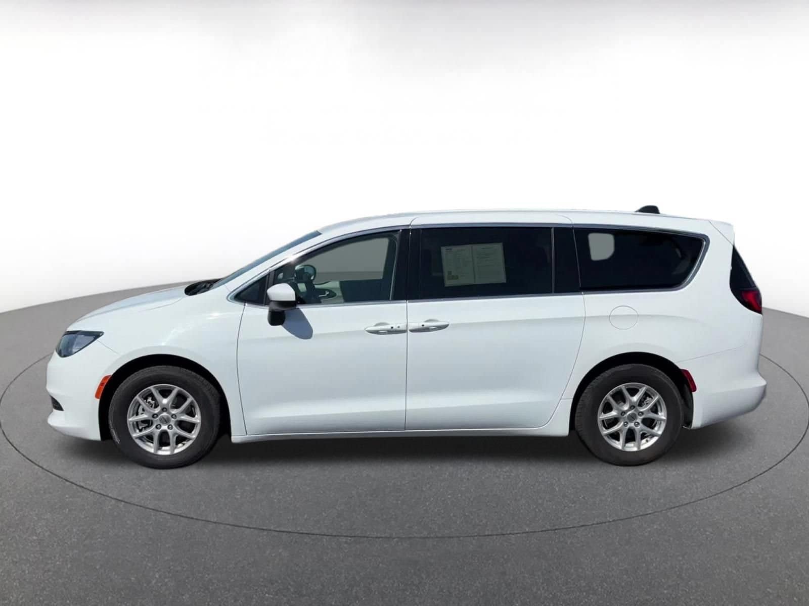 Thumbnail: 2023 Chrysler Voyager - 7