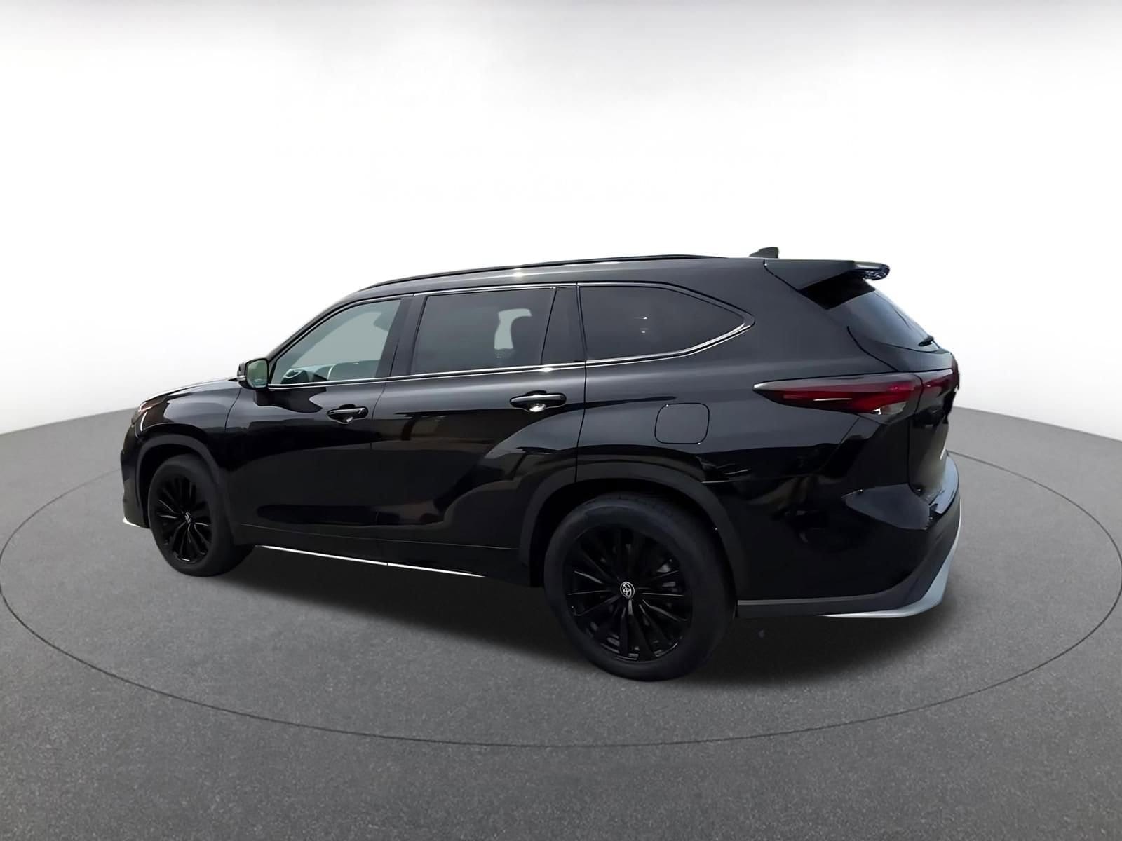 Thumbnail: 2024 Toyota Highlander - 10