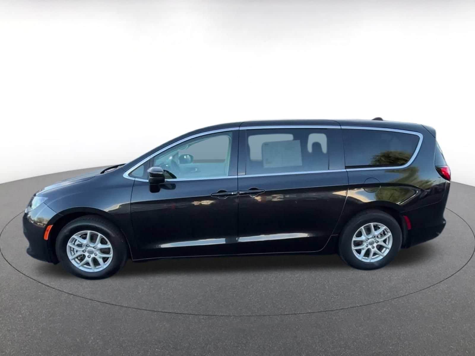 Thumbnail: 2023 Chrysler Voyager - 8