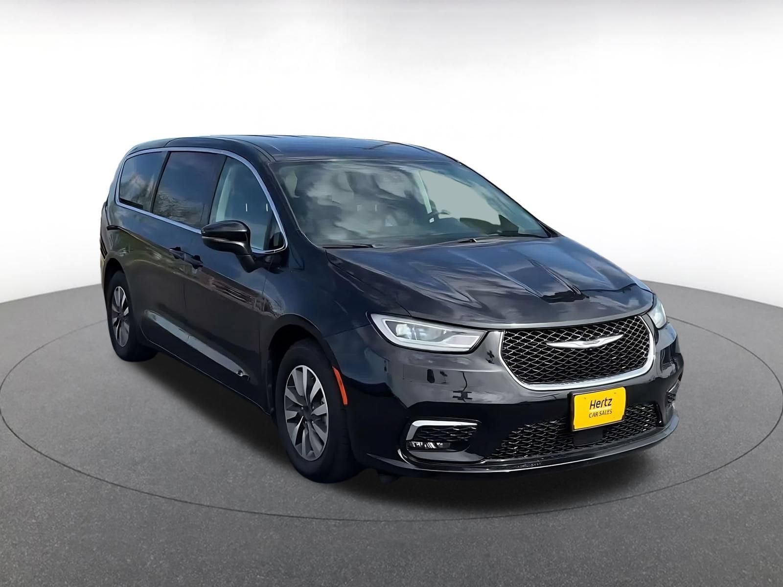 Thumbnail: 2023 Chrysler Pacifica - 3