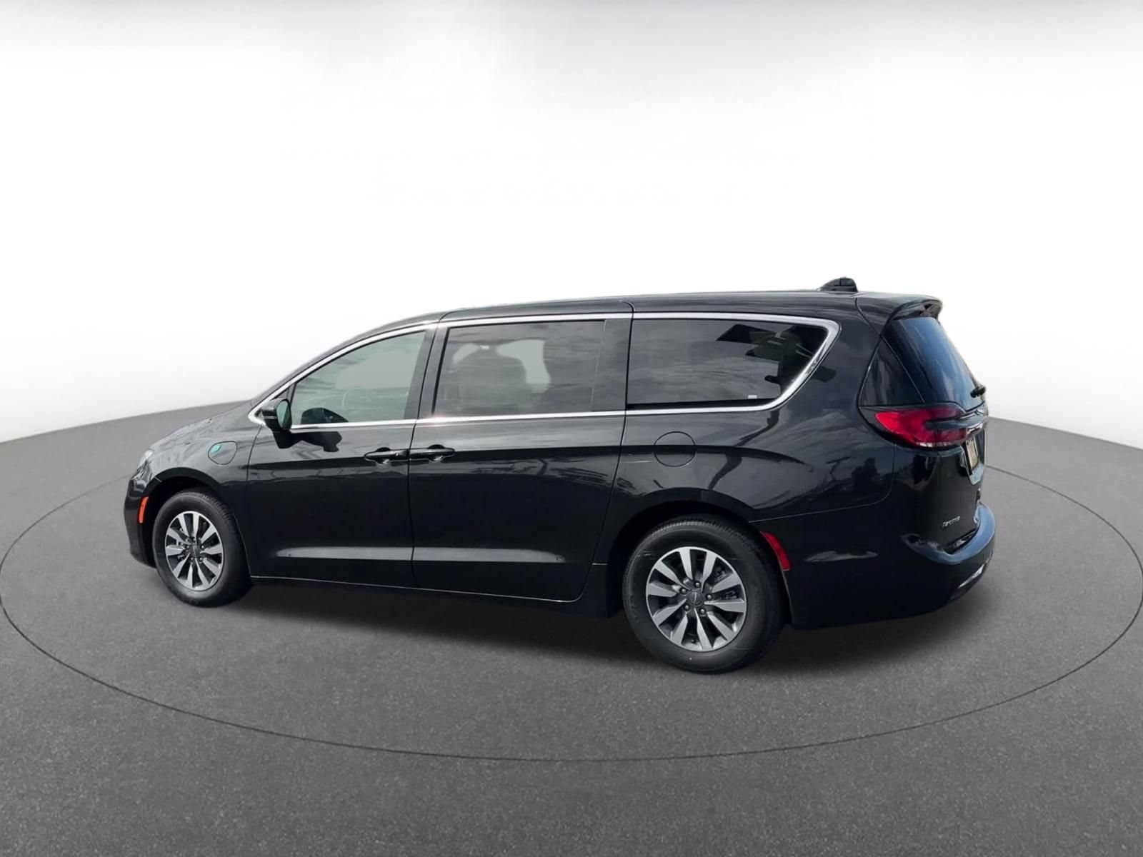 Thumbnail: 2023 Chrysler Pacifica - 9