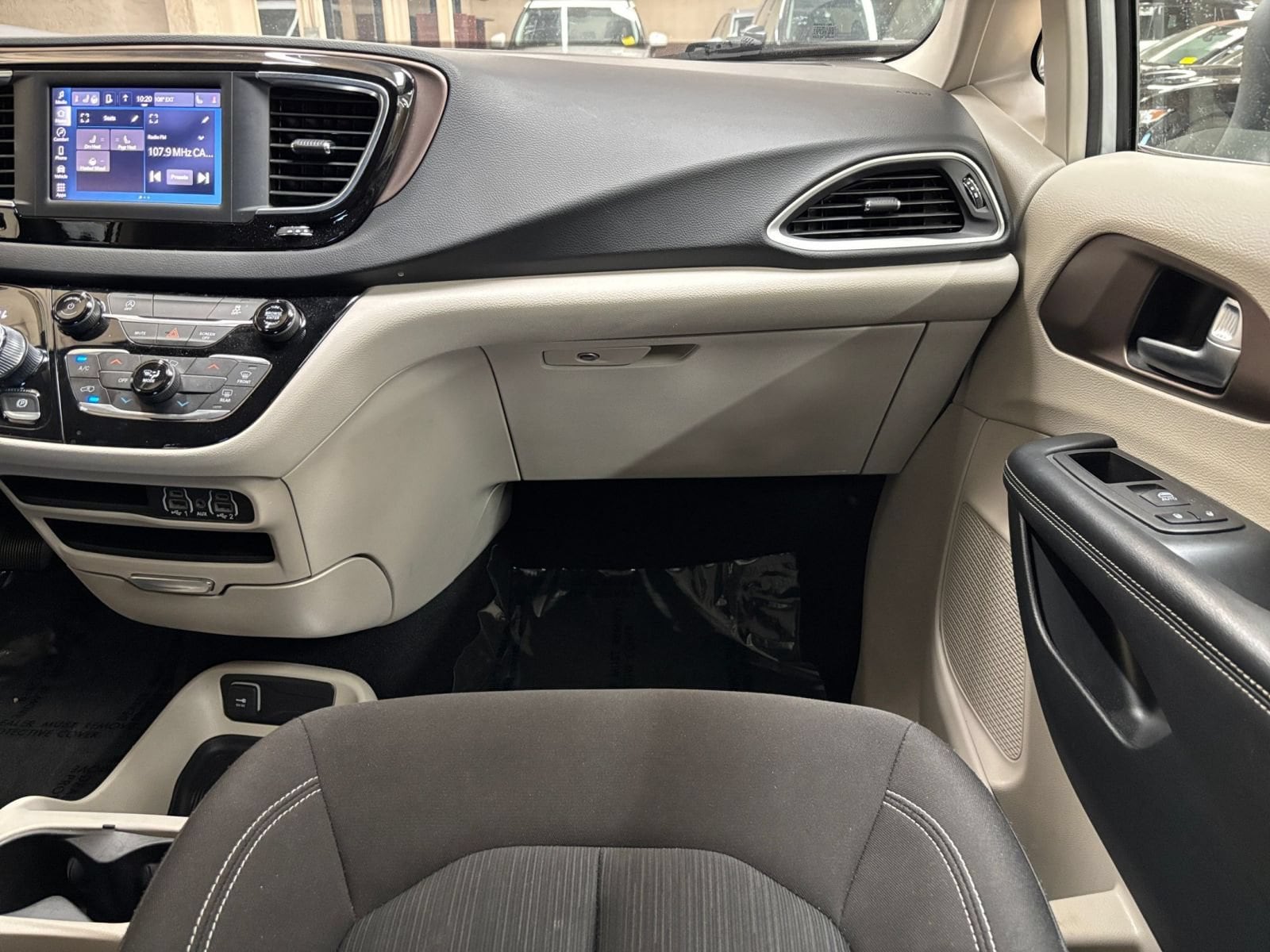 Thumbnail: 2023 Chrysler Voyager - 33