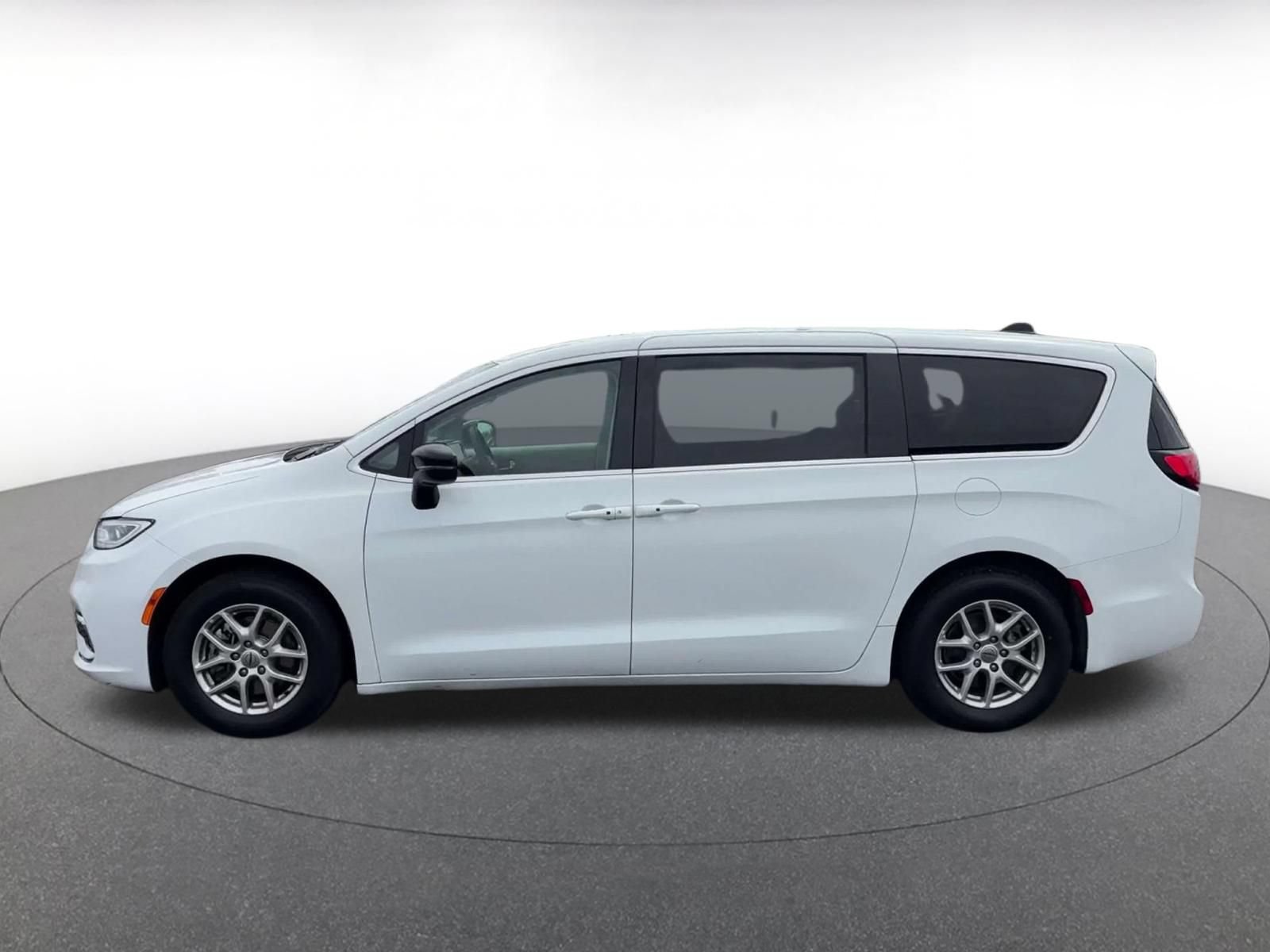 Thumbnail: 2024 Chrysler Pacifica - 8