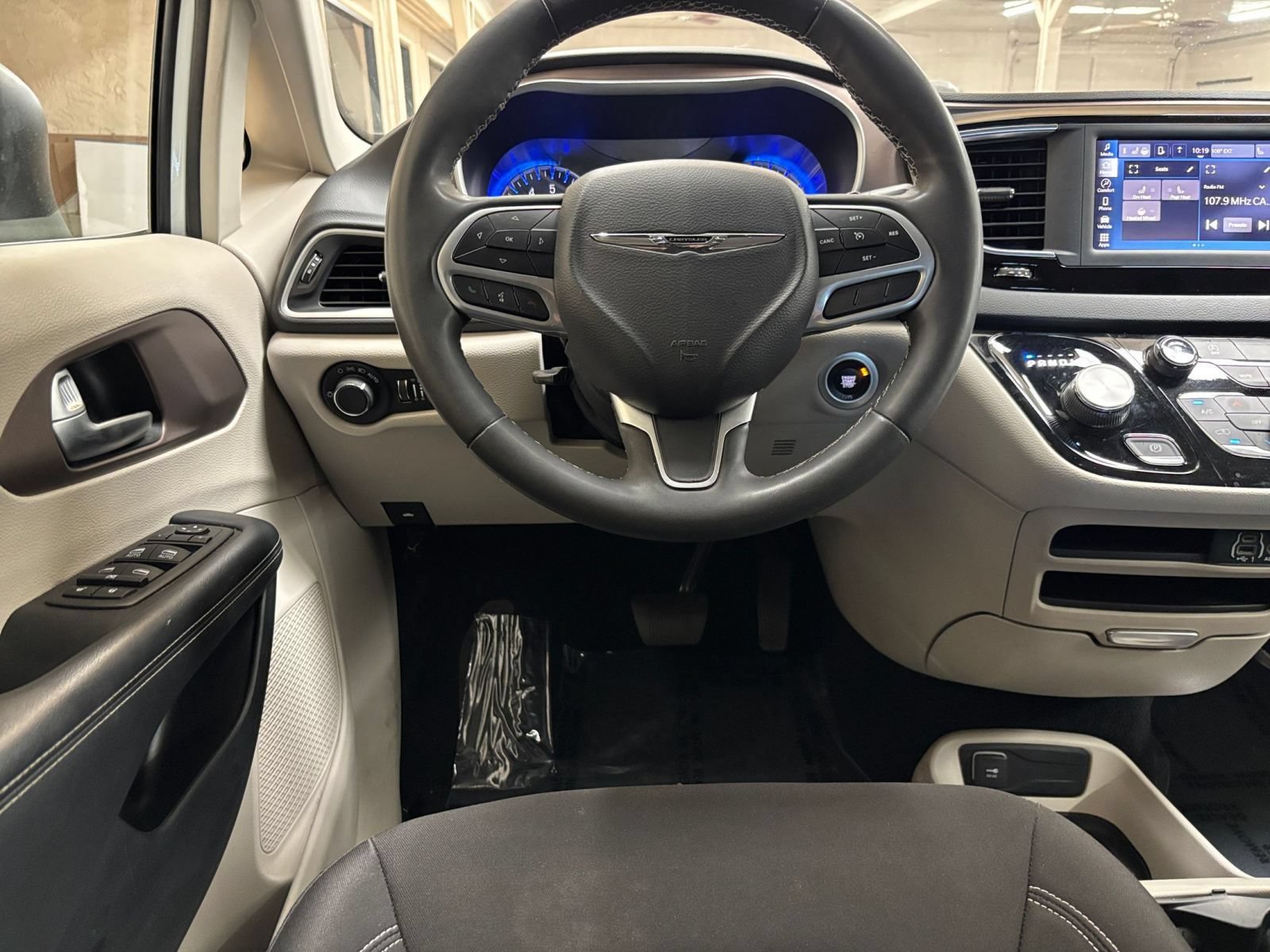 Thumbnail: 2023 Chrysler Voyager - 32