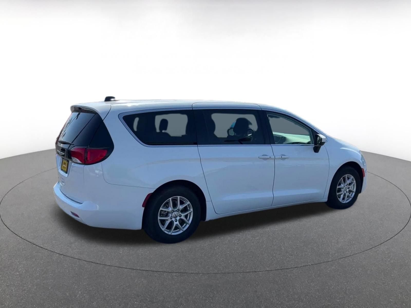 Thumbnail: 2023 Chrysler Voyager - 12