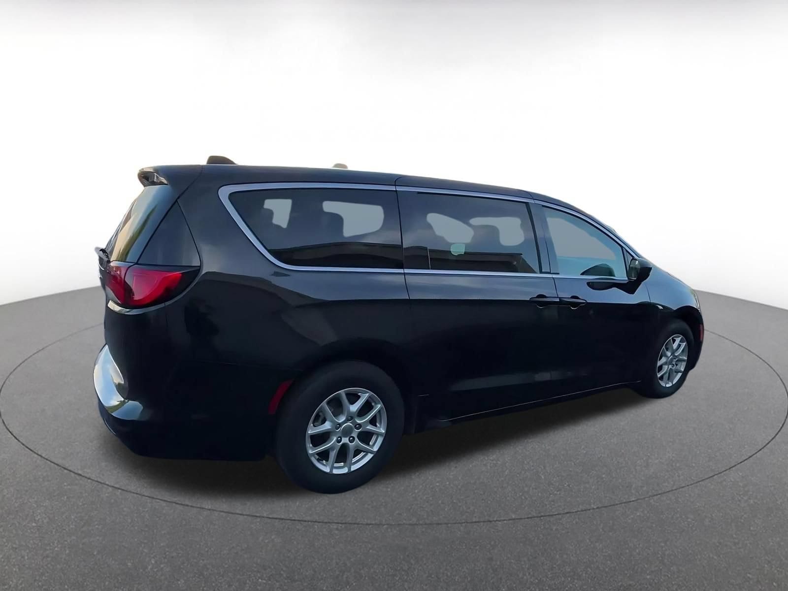 Thumbnail: 2023 Chrysler Voyager - 14