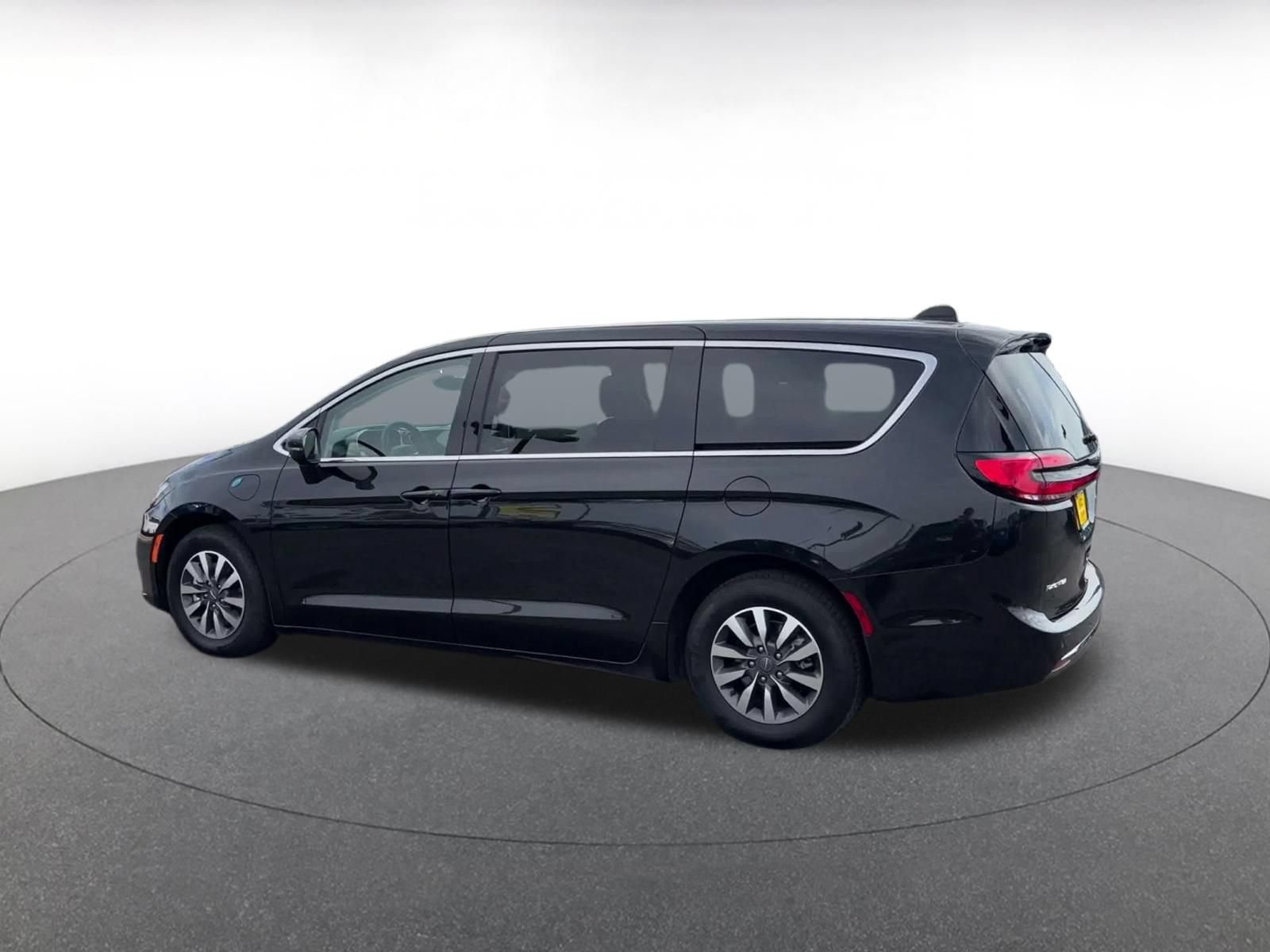 Thumbnail: 2023 Chrysler Pacifica - 10