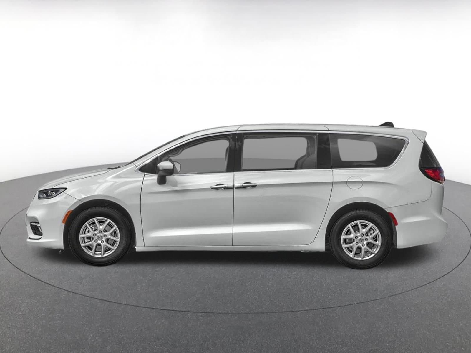 Thumbnail: 2023 Chrysler Pacifica - 3