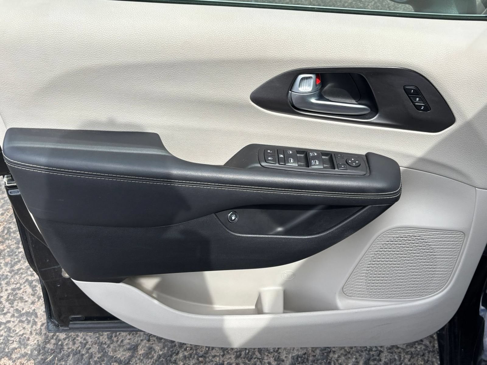 Thumbnail: 2023 Chrysler Pacifica - 18