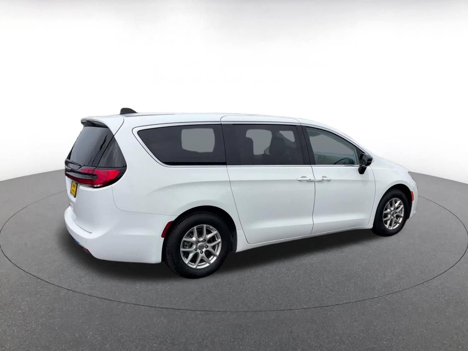 Thumbnail: 2024 Chrysler Pacifica - 13