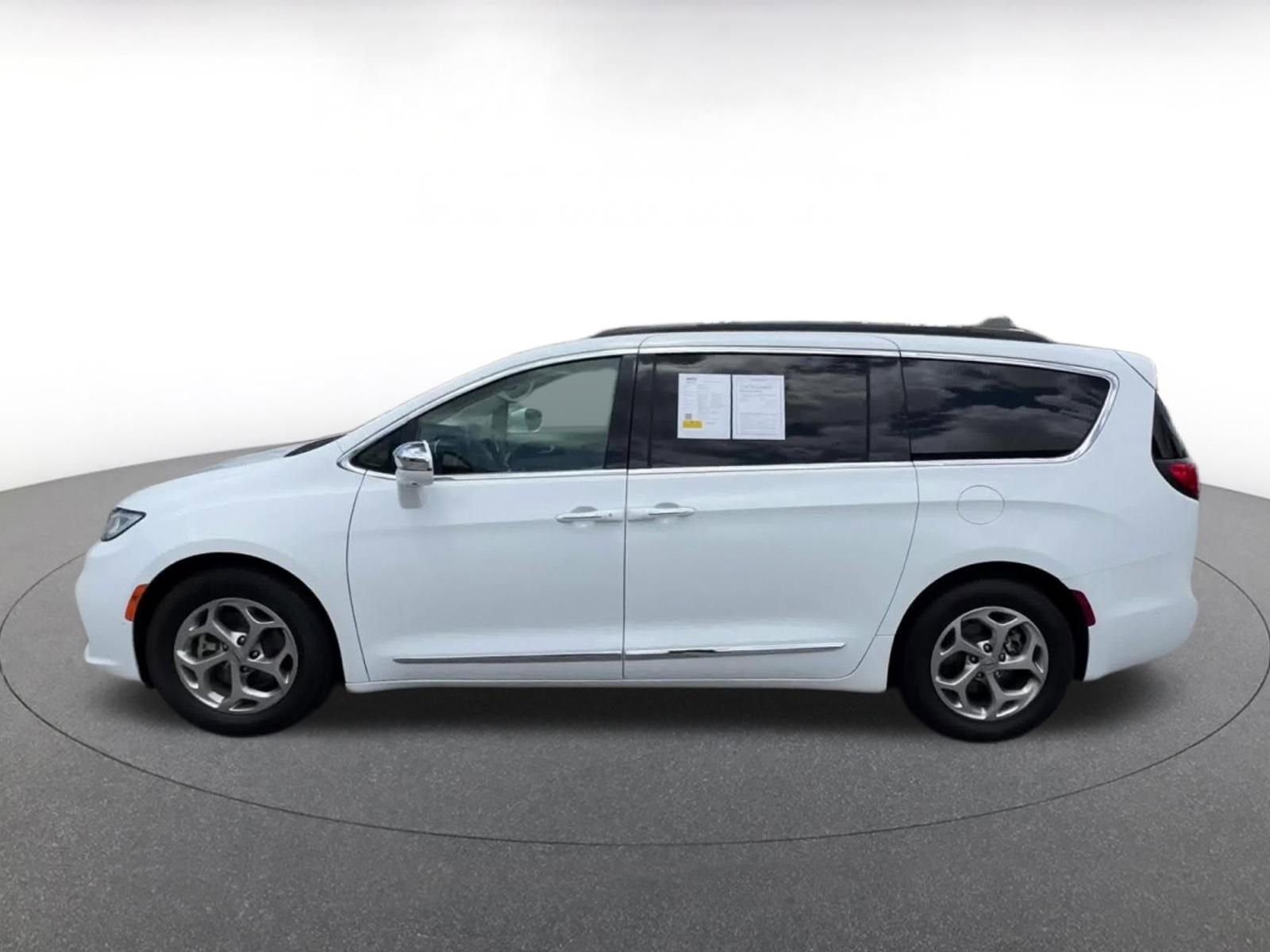 Thumbnail: 2022 Chrysler Pacifica - 9