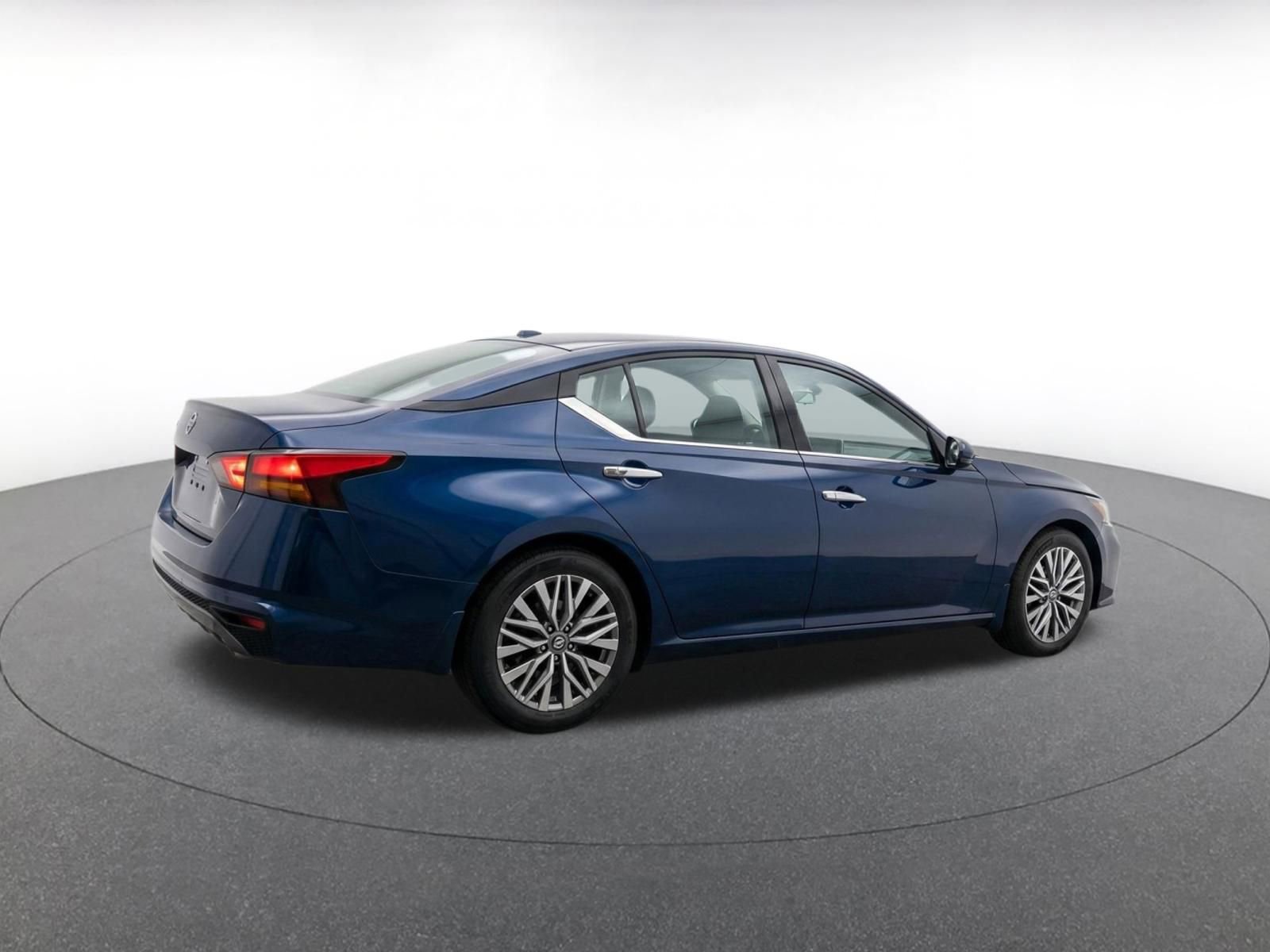 Thumbnail: 2025 Nissan Altima - 9