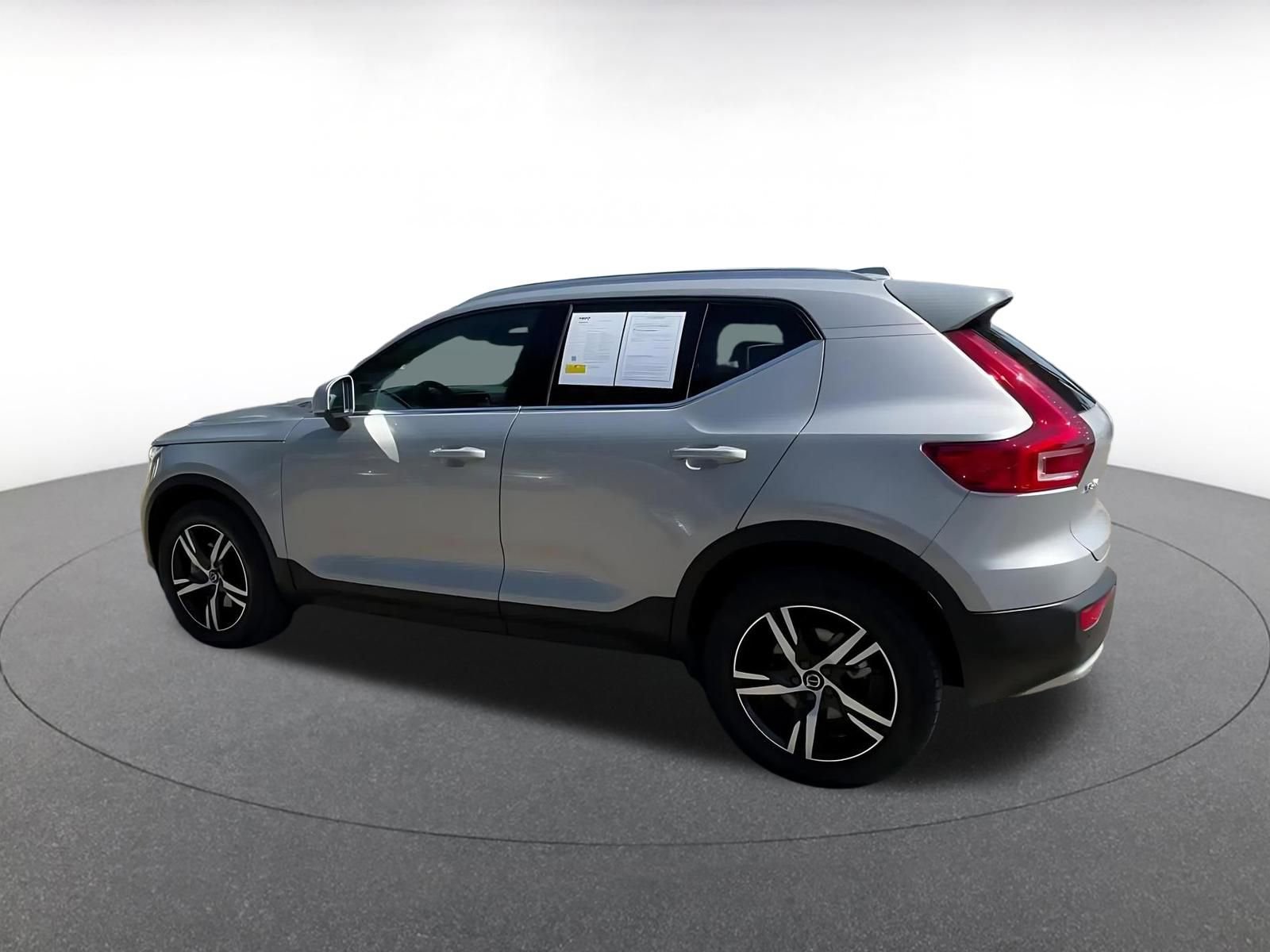 Thumbnail: 2024 Volvo XC40 - 10