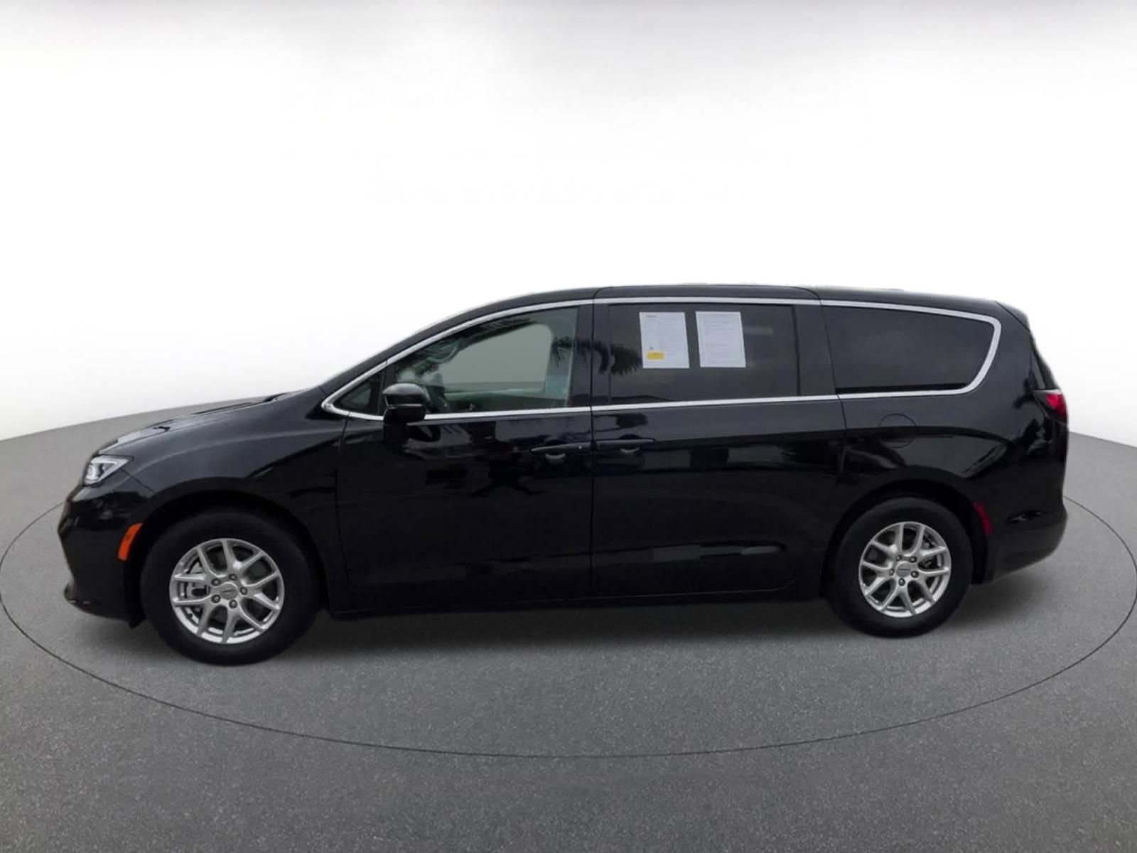 Thumbnail: 2024 Chrysler Pacifica - 9