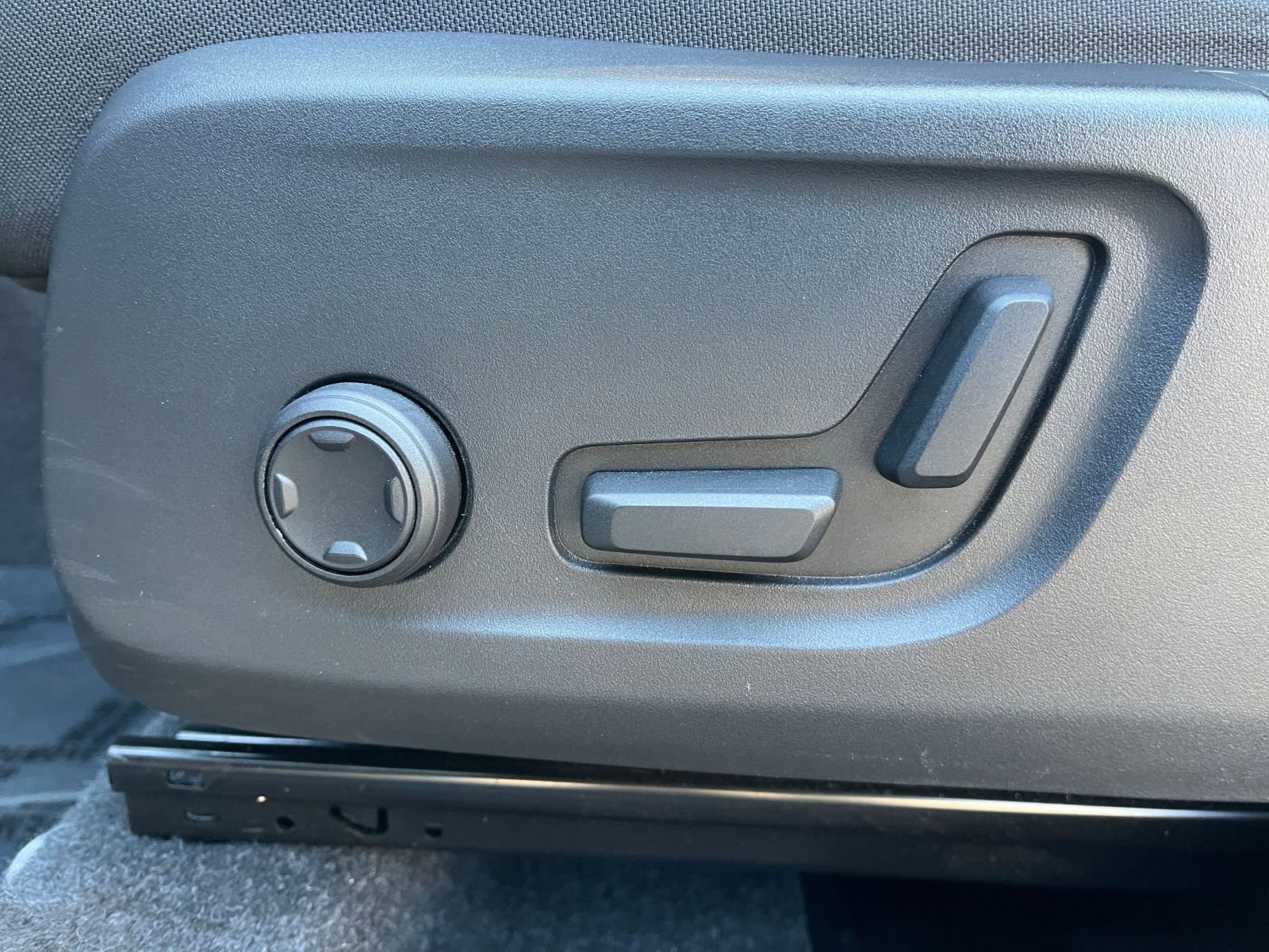 Thumbnail: 2024 Volvo XC40 - 23