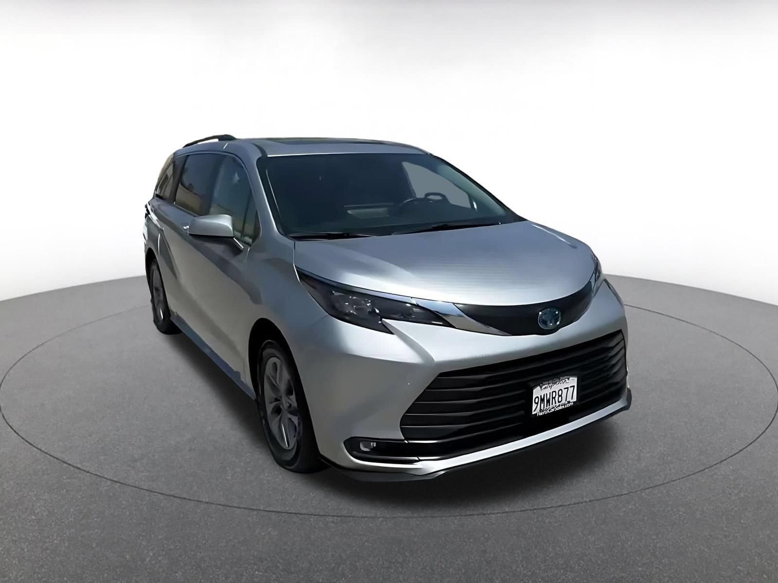 Thumbnail: 2025 Toyota Sienna - 3