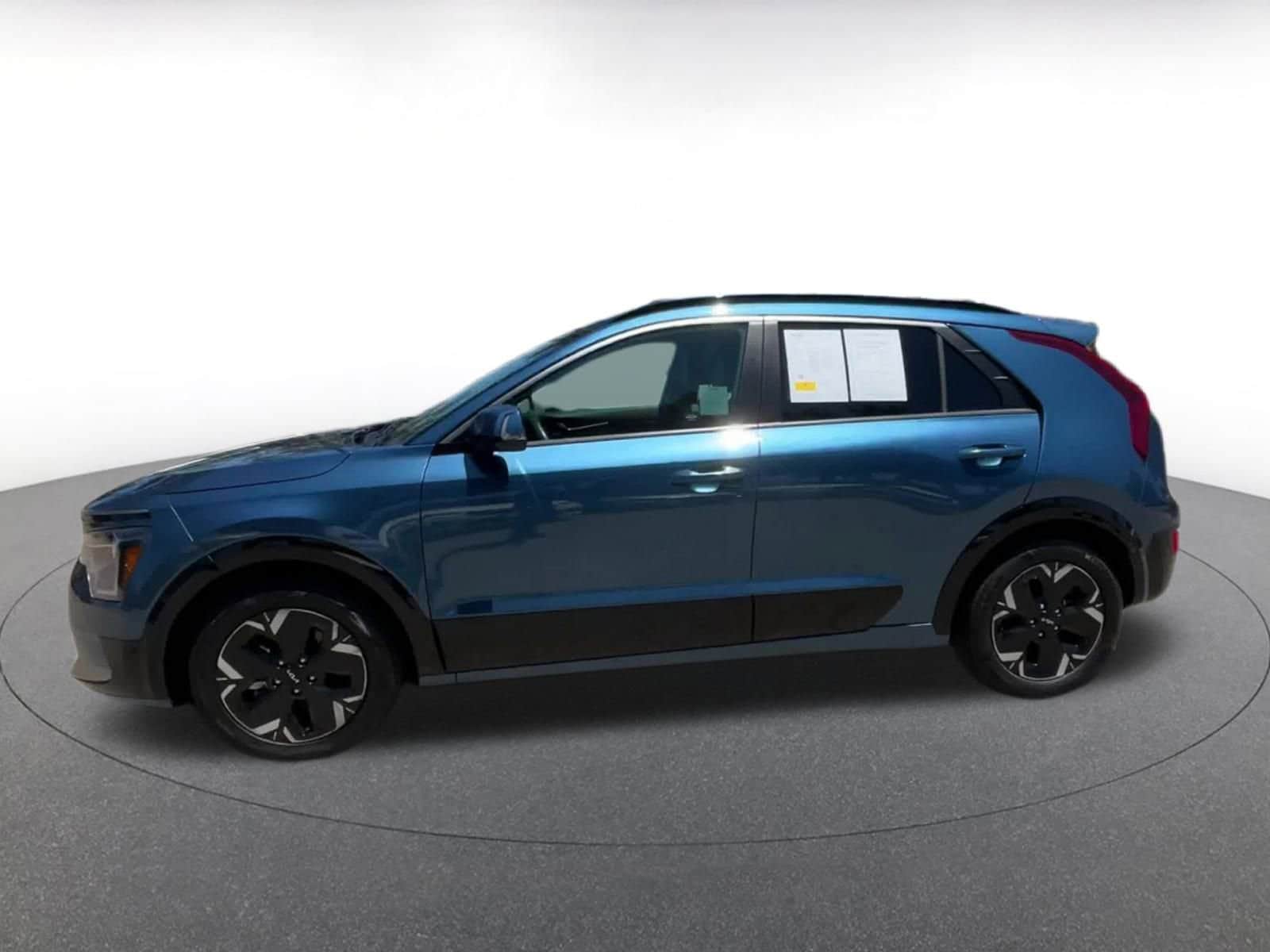 Thumbnail: 2023 Kia Niro - 8