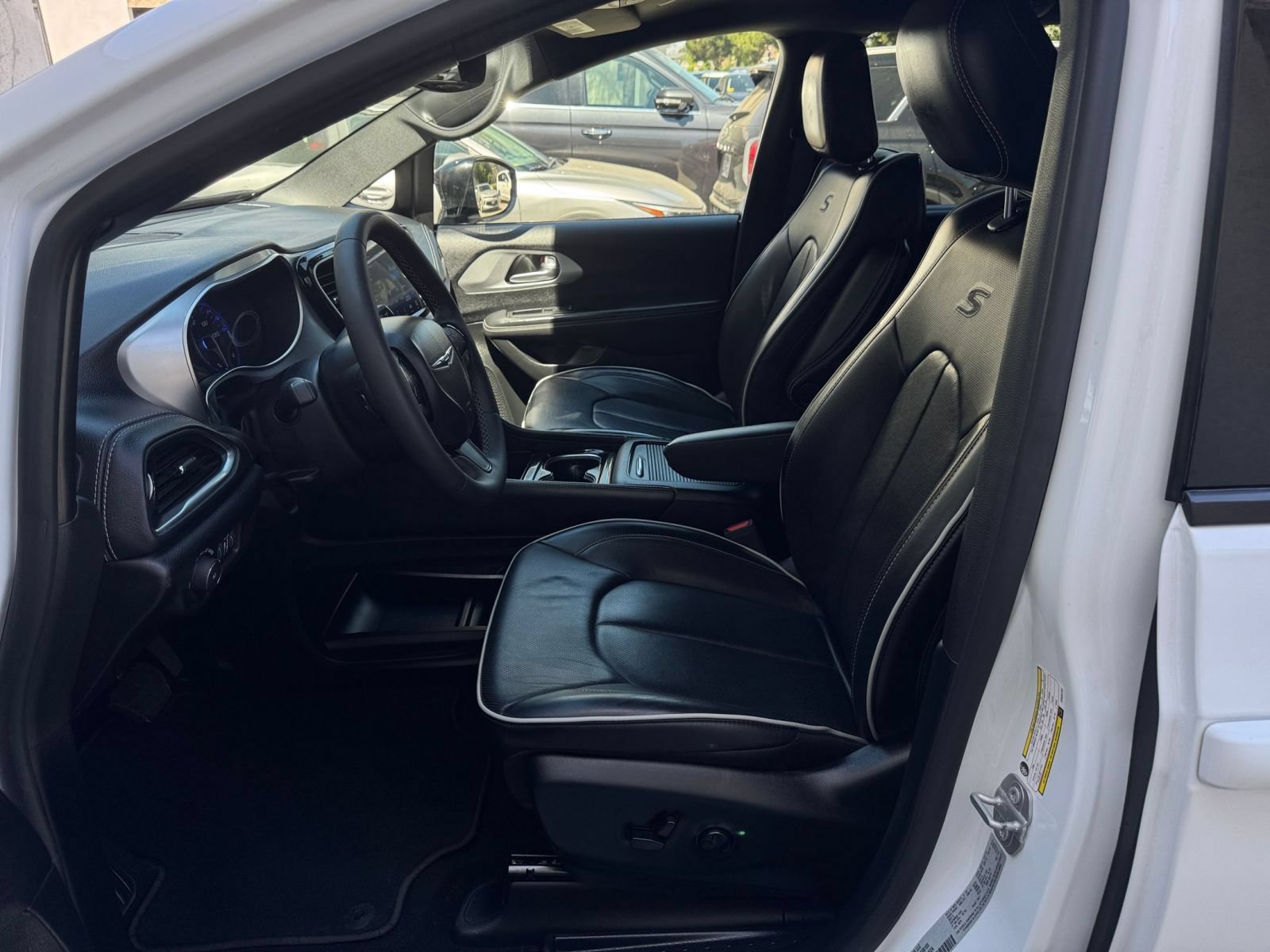 Thumbnail: 2025 Chrysler Pacifica - 25
