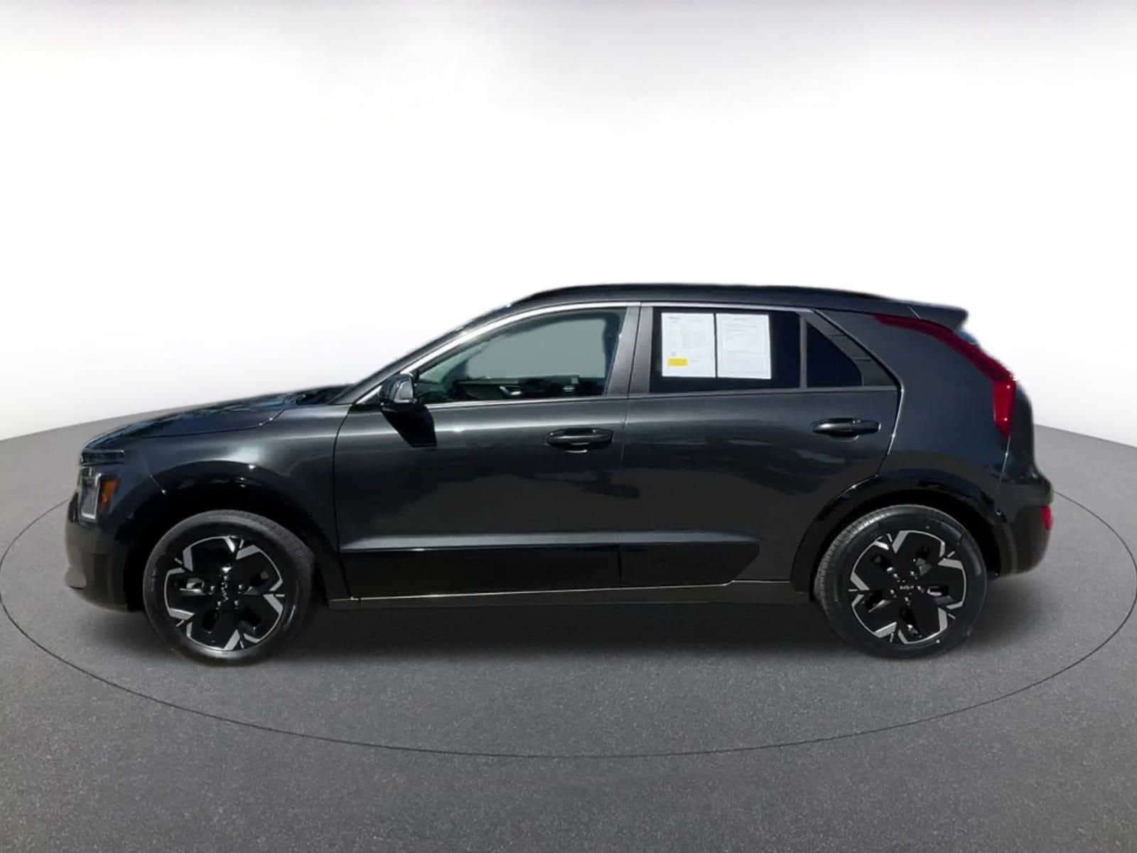 Thumbnail: 2023 Kia Niro - 8