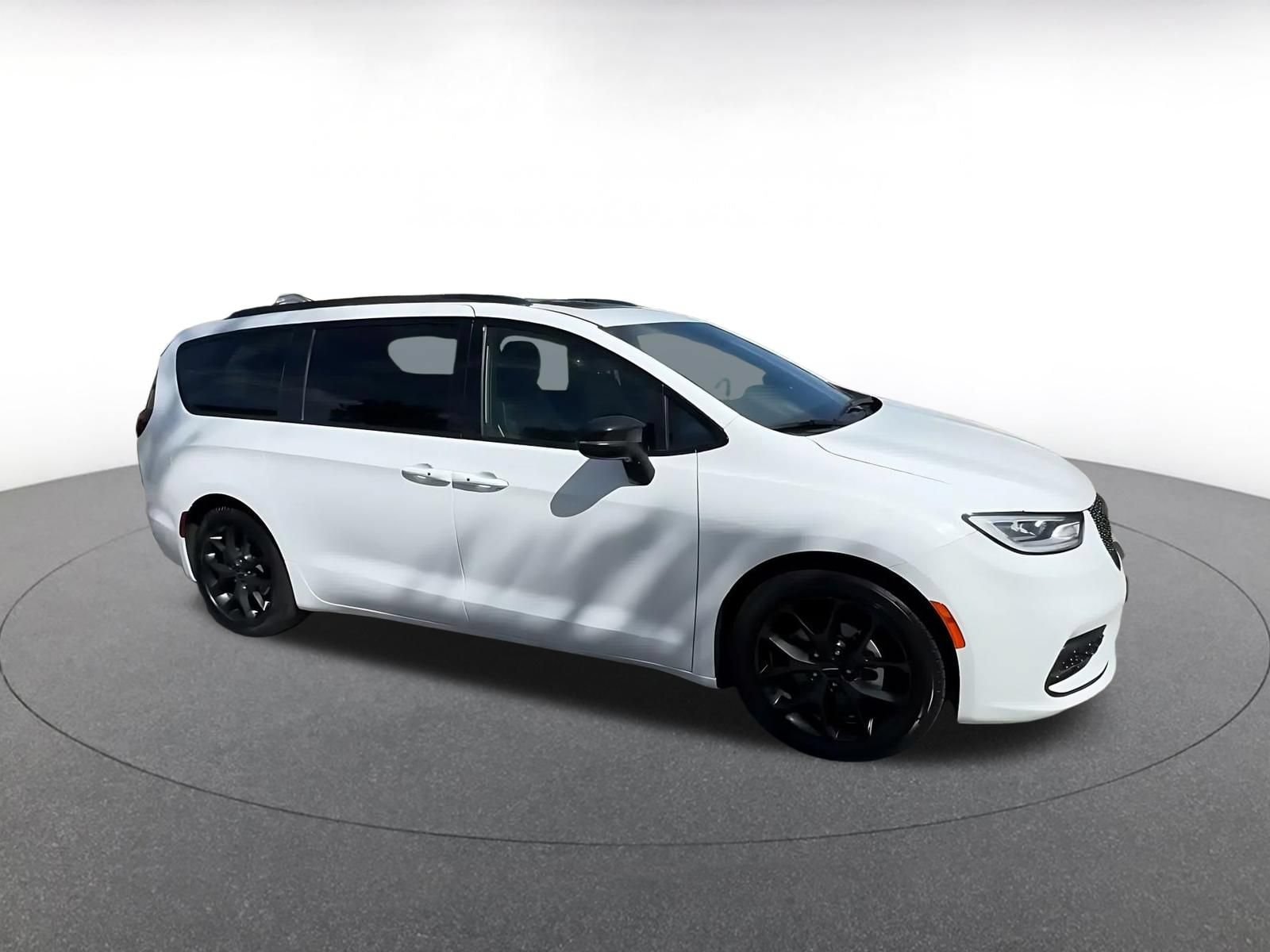 Thumbnail: 2025 Chrysler Pacifica - 2