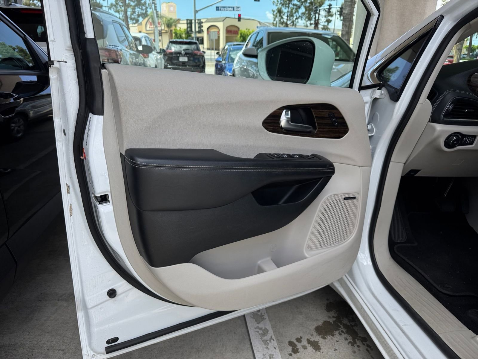 Thumbnail: 2022 Chrysler Pacifica - 18
