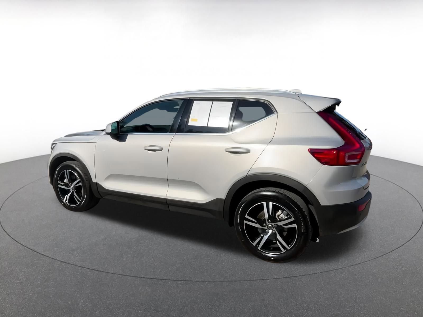 Thumbnail: 2024 Volvo XC40 - 10