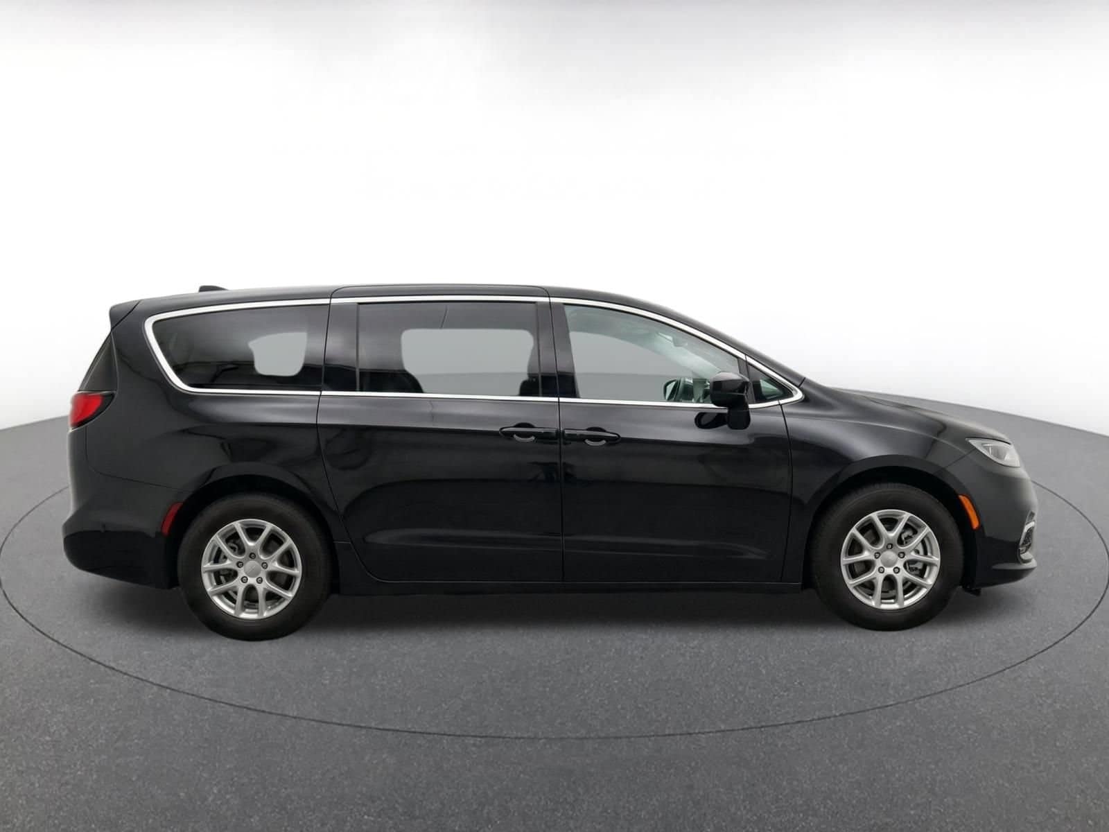 Thumbnail: 2024 Chrysler Voyager - 9