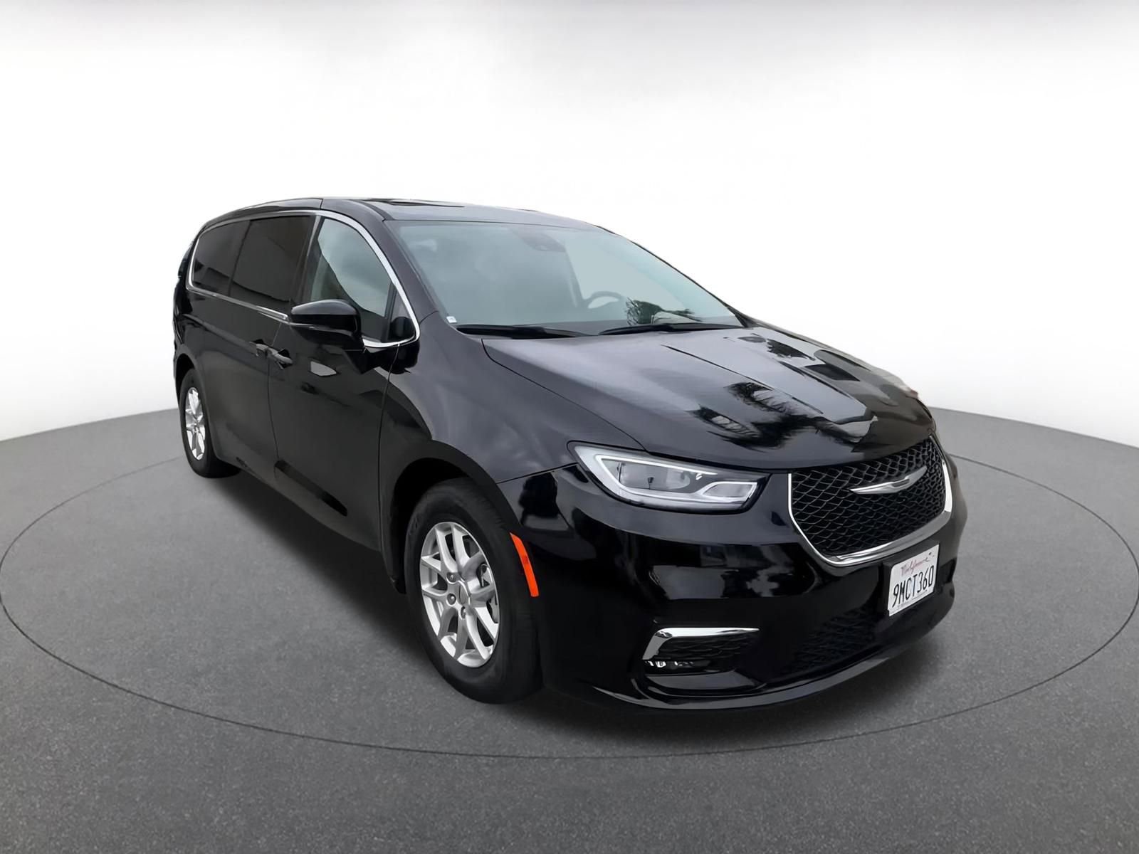 Thumbnail: 2024 Chrysler Pacifica - 3