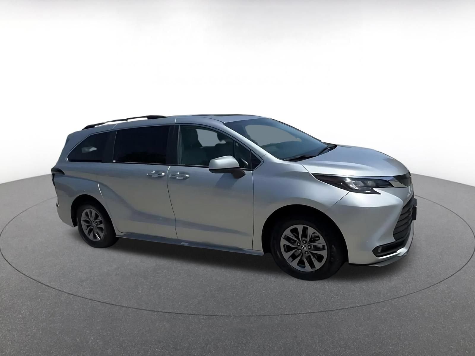 Thumbnail: 2025 Toyota Sienna - 2