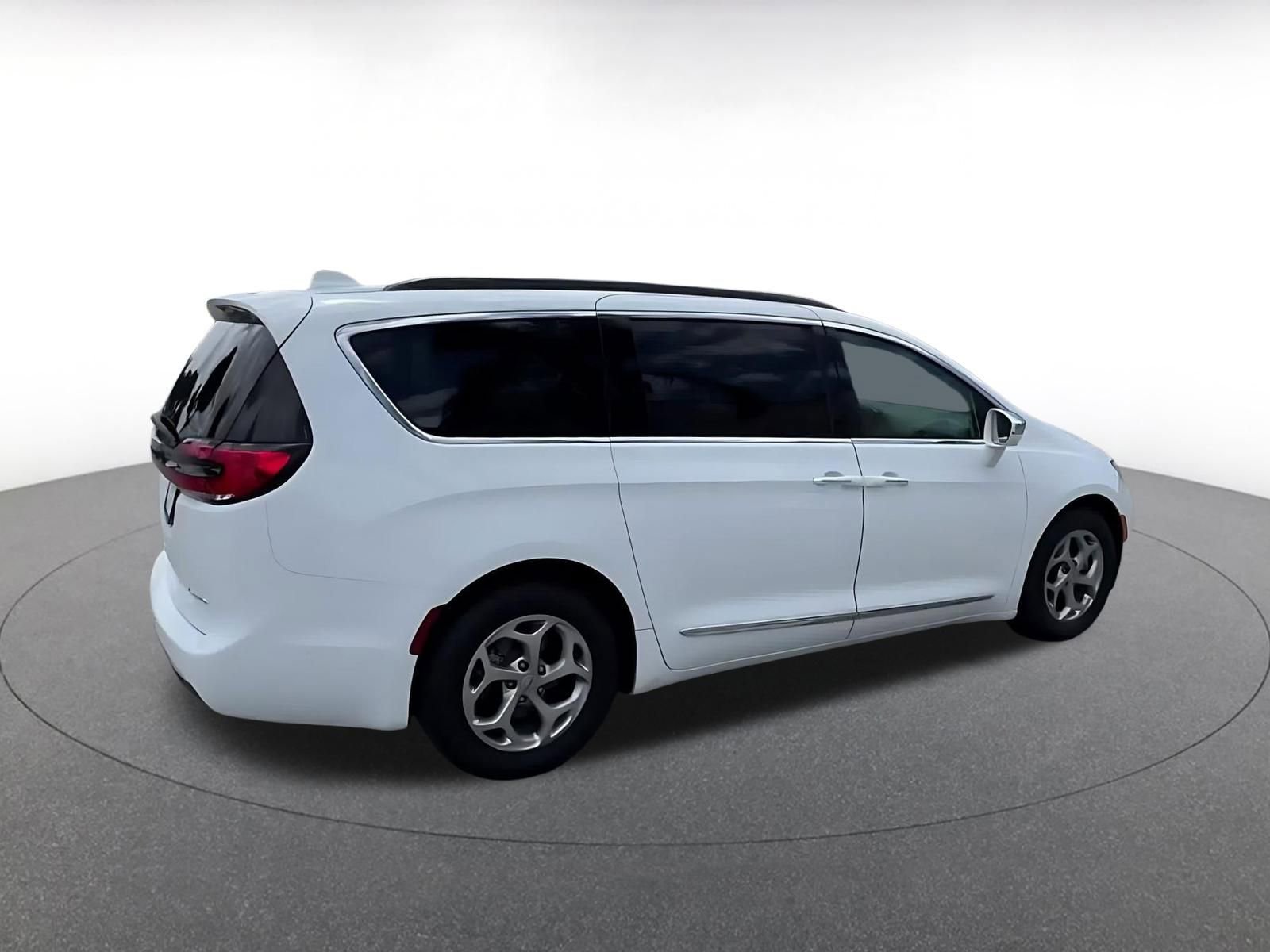 Thumbnail: 2022 Chrysler Pacifica - 15