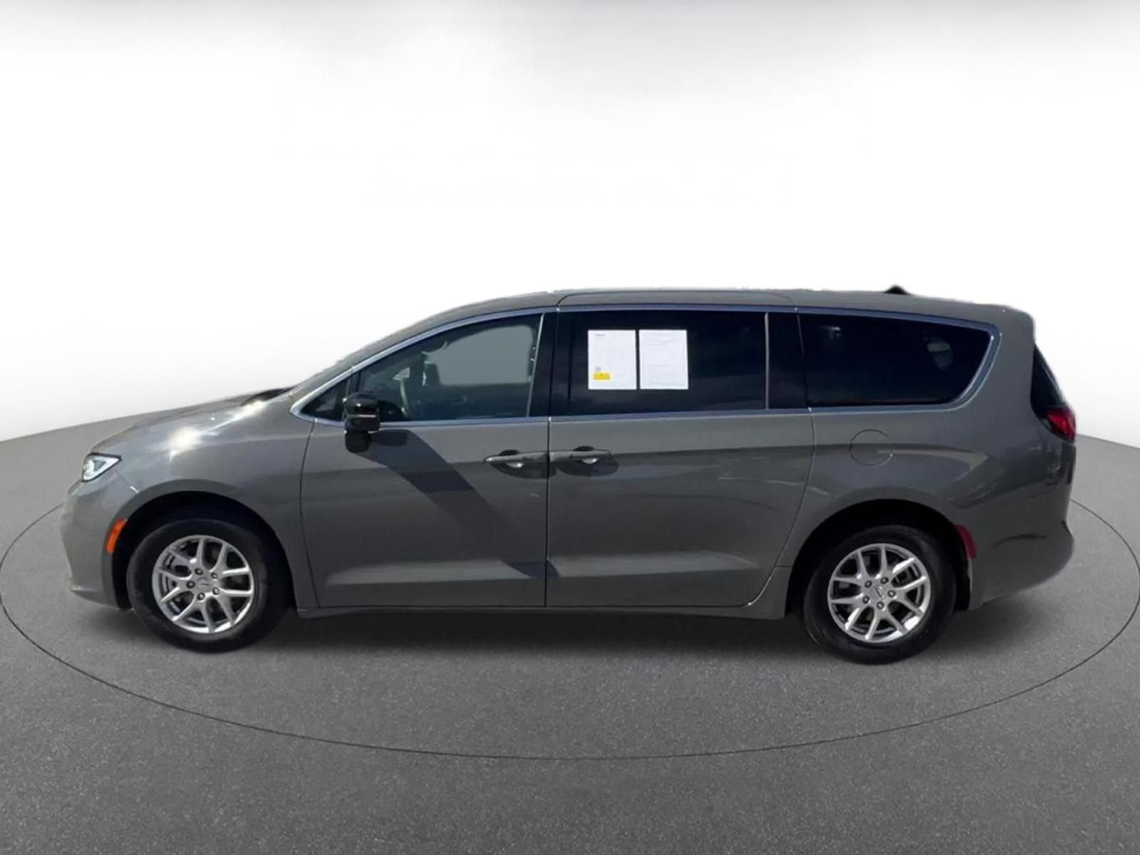 Thumbnail: 2025 Chrysler Pacifica - 9