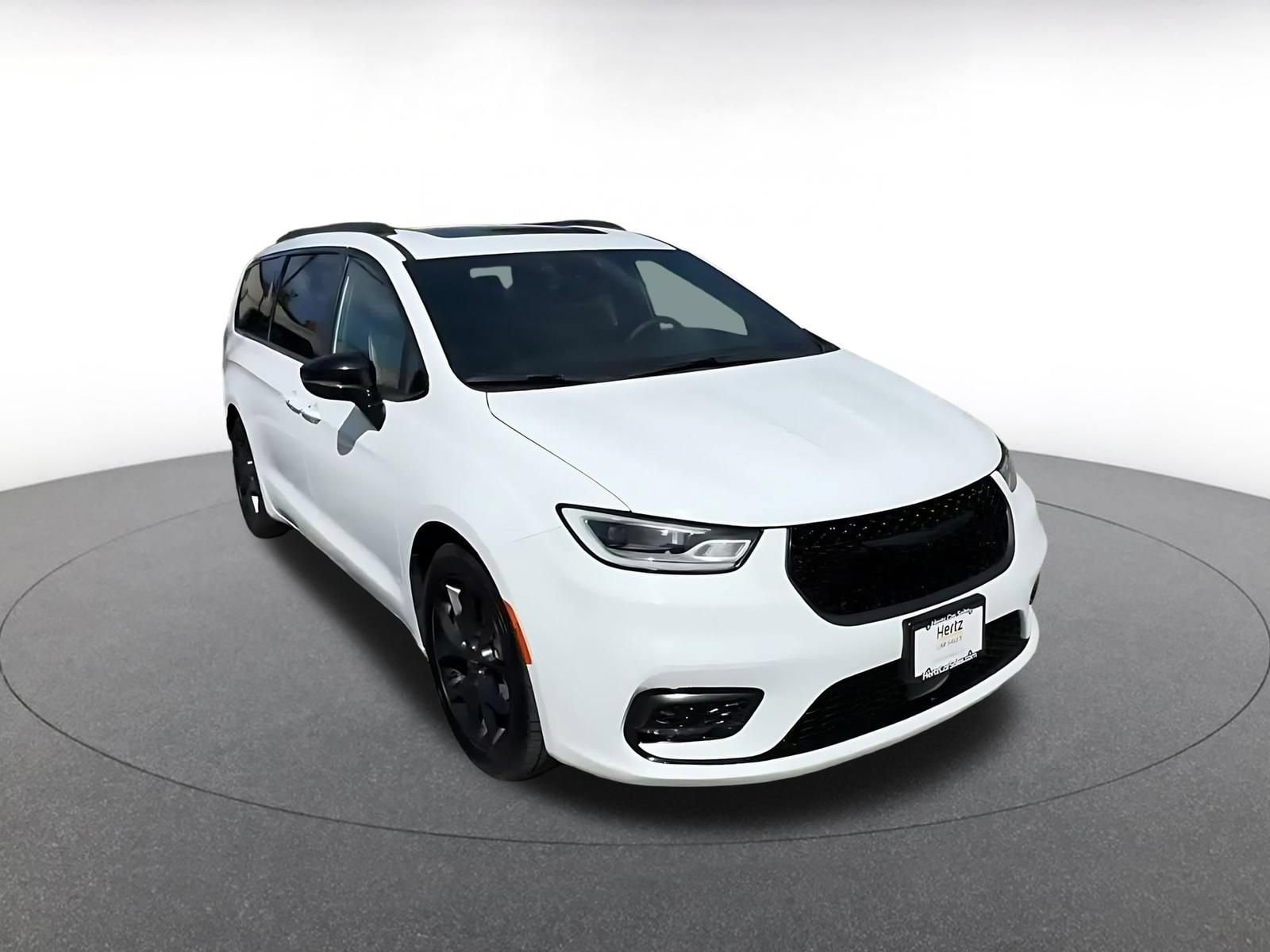 Thumbnail: 2025 Chrysler Pacifica - 3