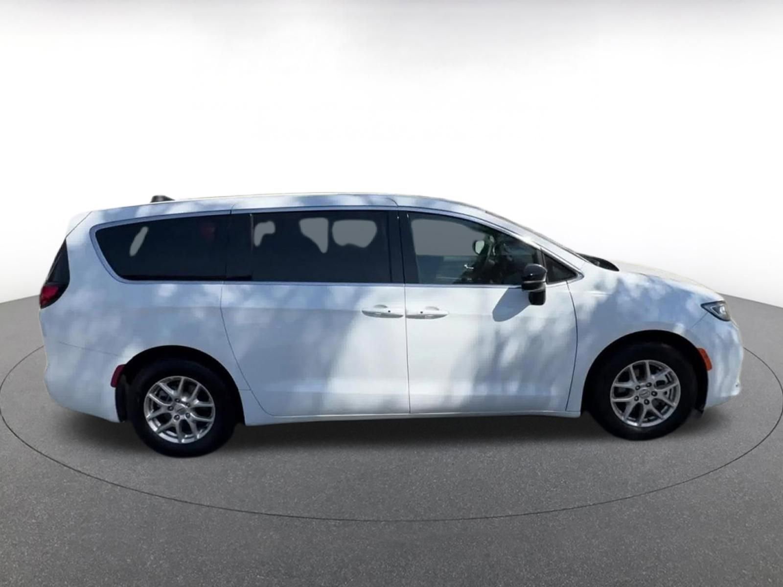 Thumbnail: 2025 Chrysler Pacifica - 16