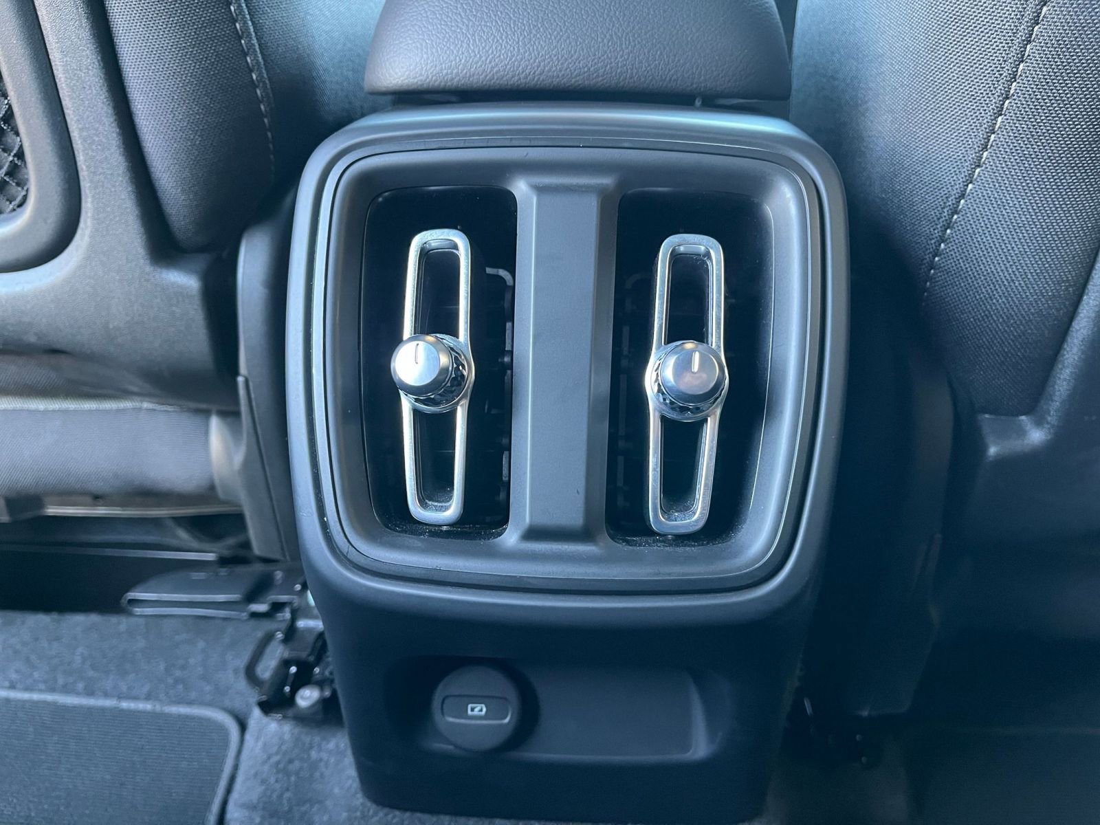 Thumbnail: 2024 Volvo XC40 - 24