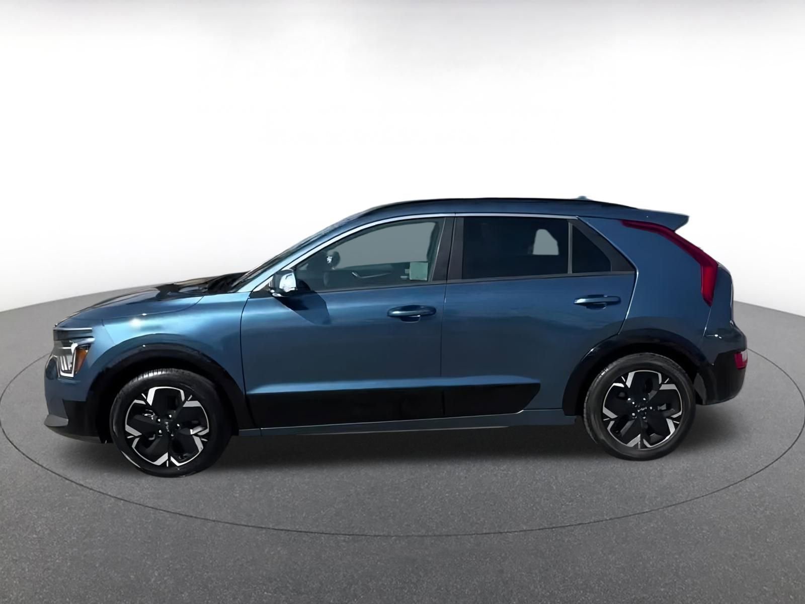 Thumbnail: 2023 Kia Niro - 8